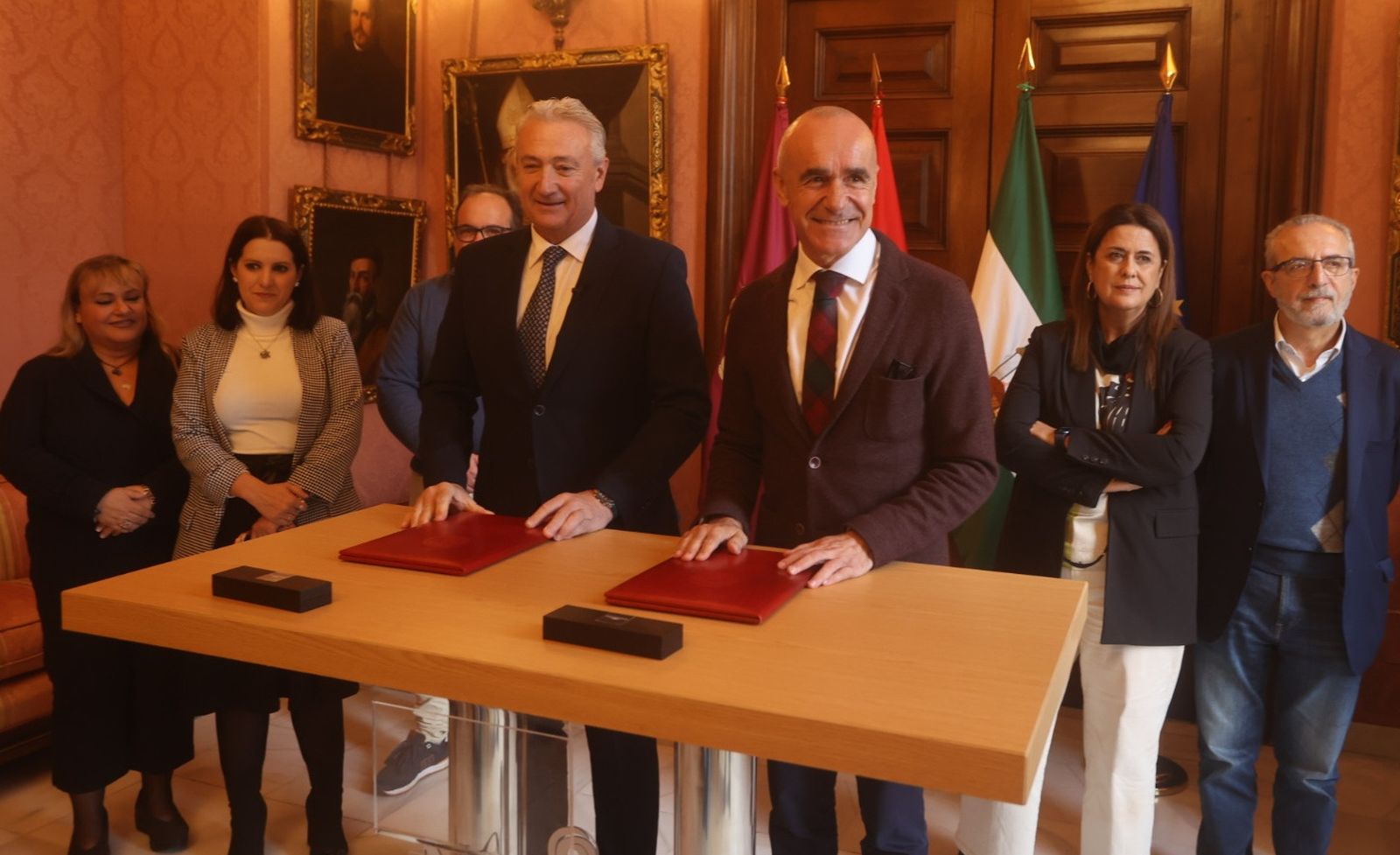 Muñoz y Aumesquet durante la firma del acuerdo sobre los presupuestos.