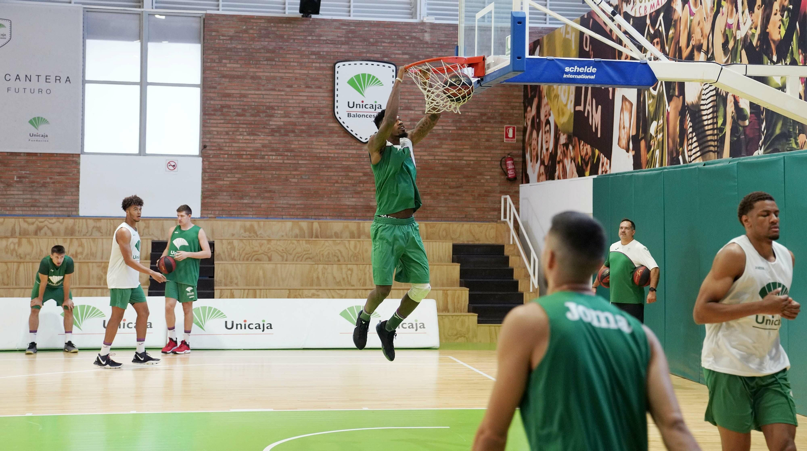 Frank Elegar realiza un mate.