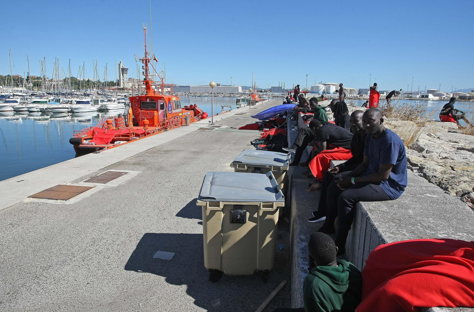 Cientos de migrantes esperan destino acogidos en el Campo de Gibraltar
