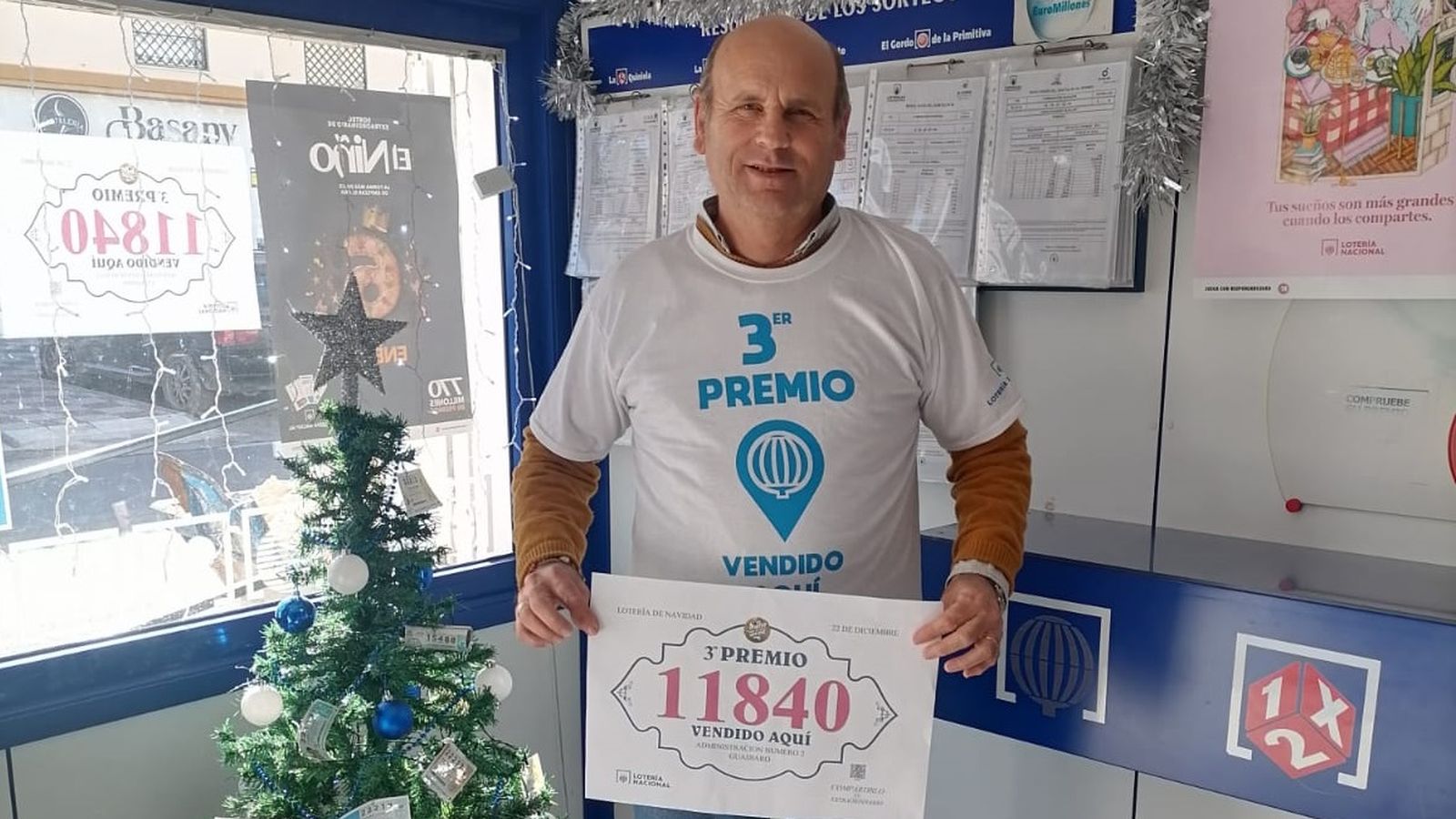 Luis Pérez, lotero de Guadiaro que ha vendido un décimo del tercer premio.