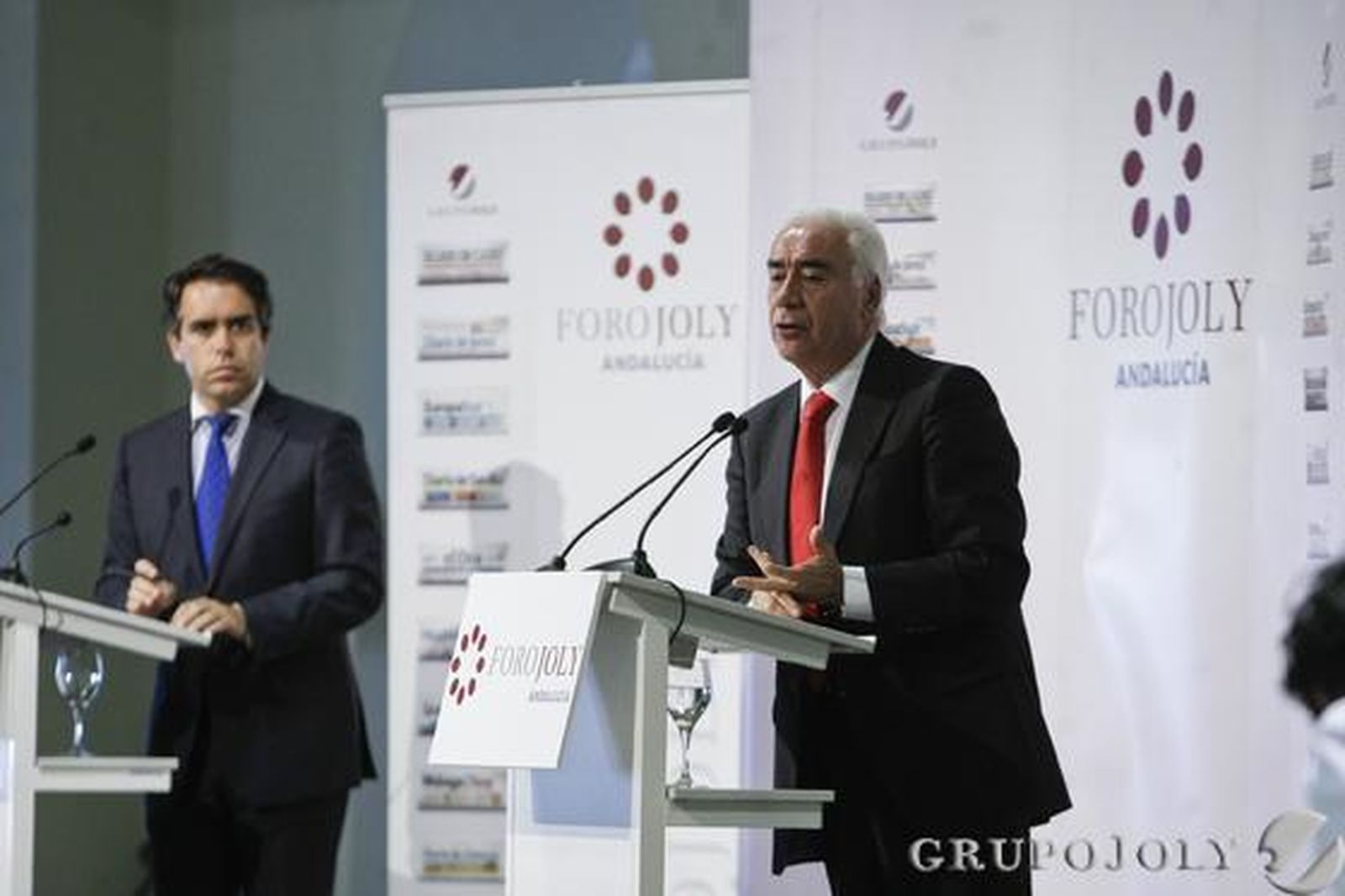 El director de Diario de Cádiz, Rafael Navas (izquierda), traslada al consejero de Turismo, Luciano Alonso, las preguntas de los asistentes.

Foto: Julio Gonzalez-Joaquin Pino-Jose Braza