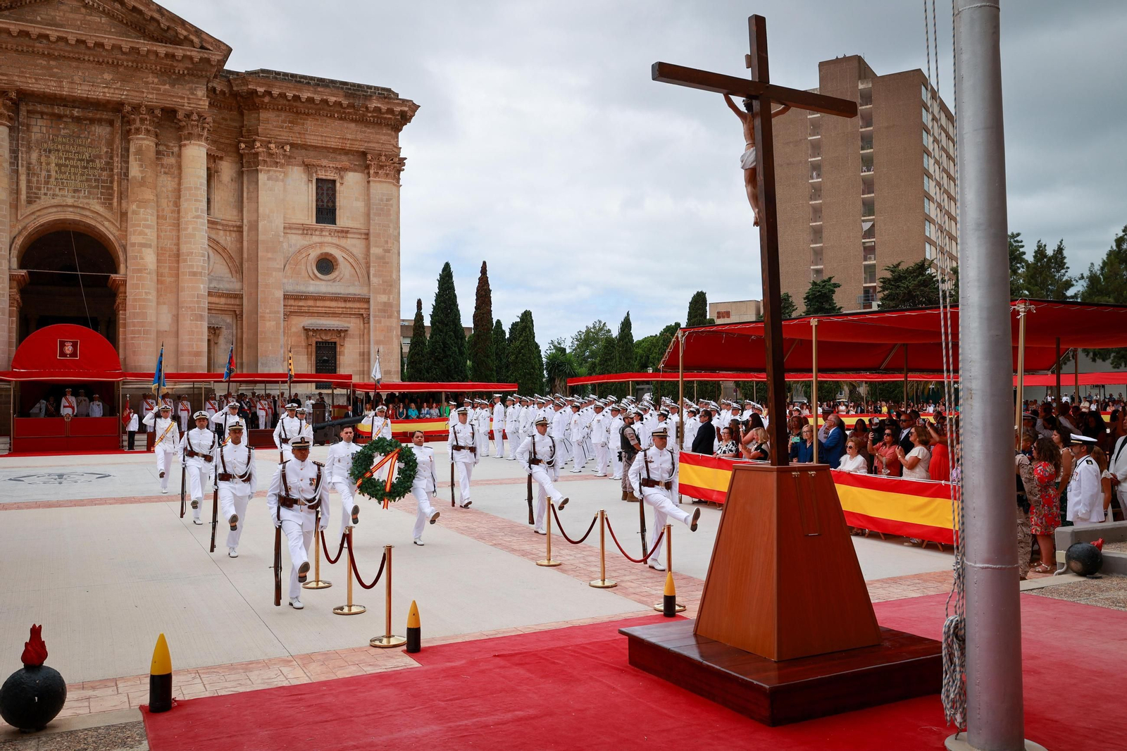 Las imágenes de la entrega de despachos a los nuevos suboficiales de la Armada que ha presidido el Rey en San Fernando