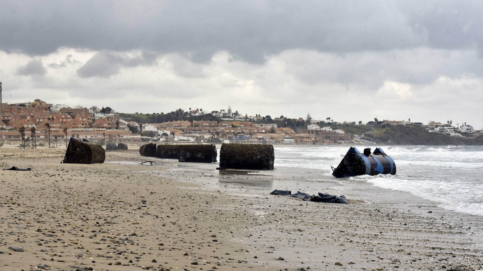 Mejilloneras varadas en la playa de Getares