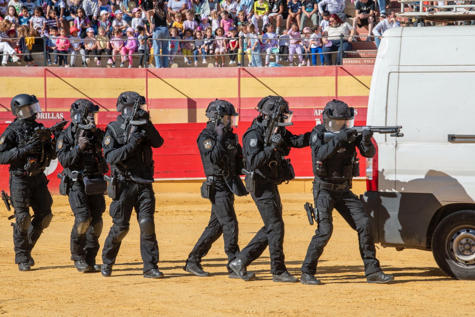 Galería | Así ha sido la jornada de puertas abiertas de la Policía Nacional en la Plaza de Toros de Motril