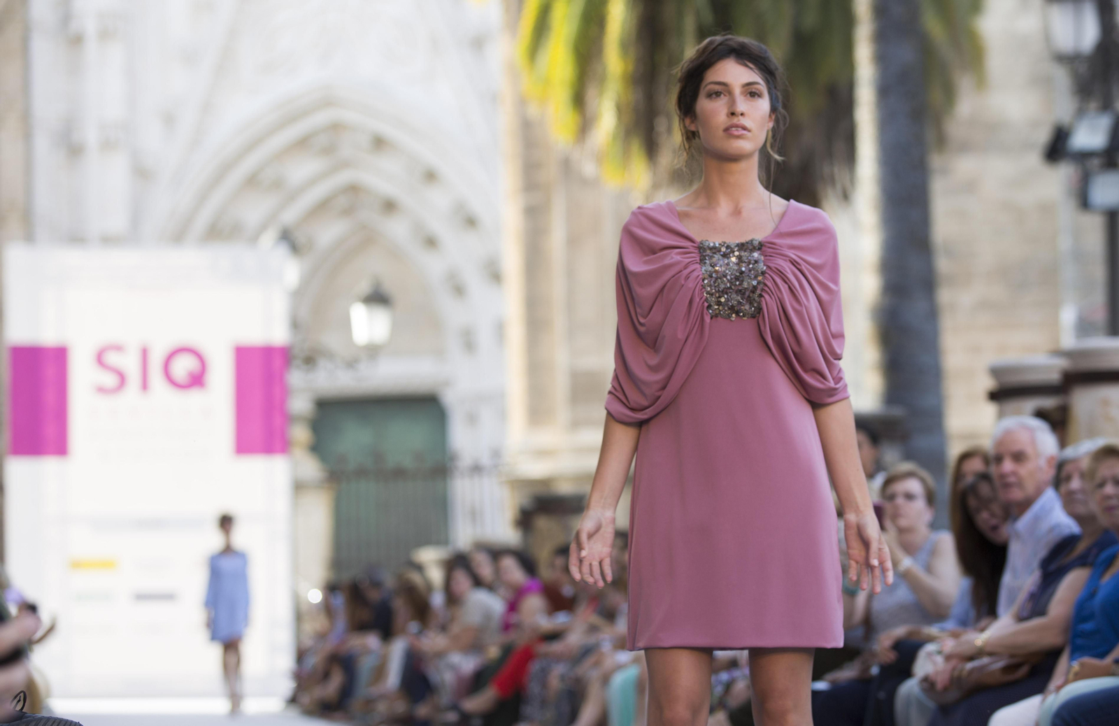 Juan Vara abrió la última jornada de desfiles junto al Archivo de Indias.