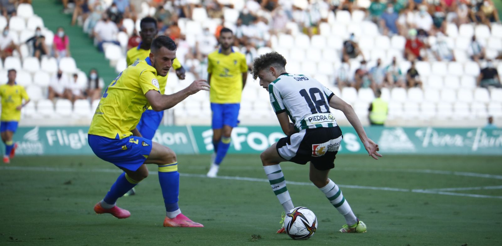 Simo intenta marcharse de un jugador del Cádiz B.