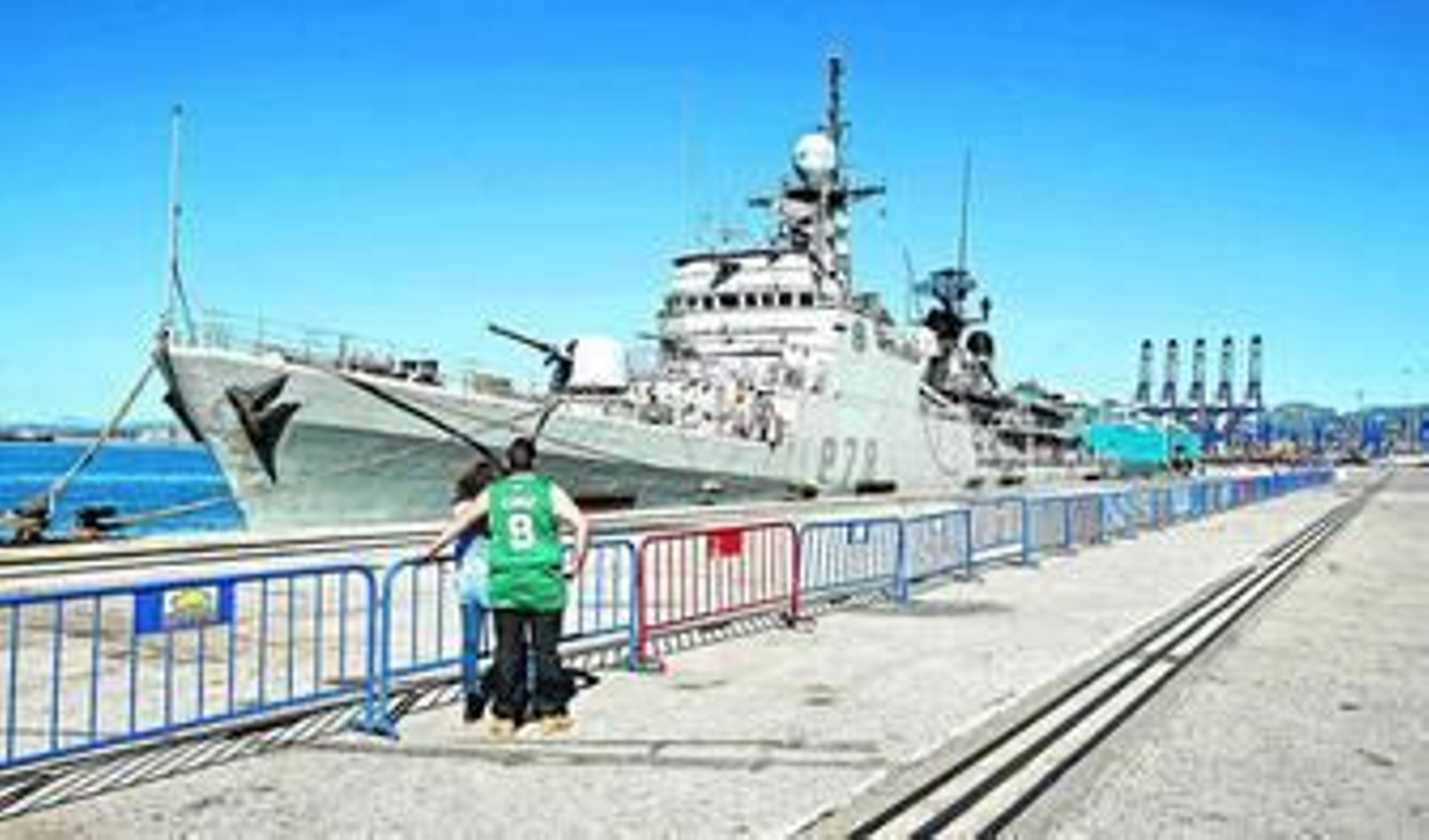 La corbeta 'Cazadora', ayer atracada en el muelle de Isla Verde.