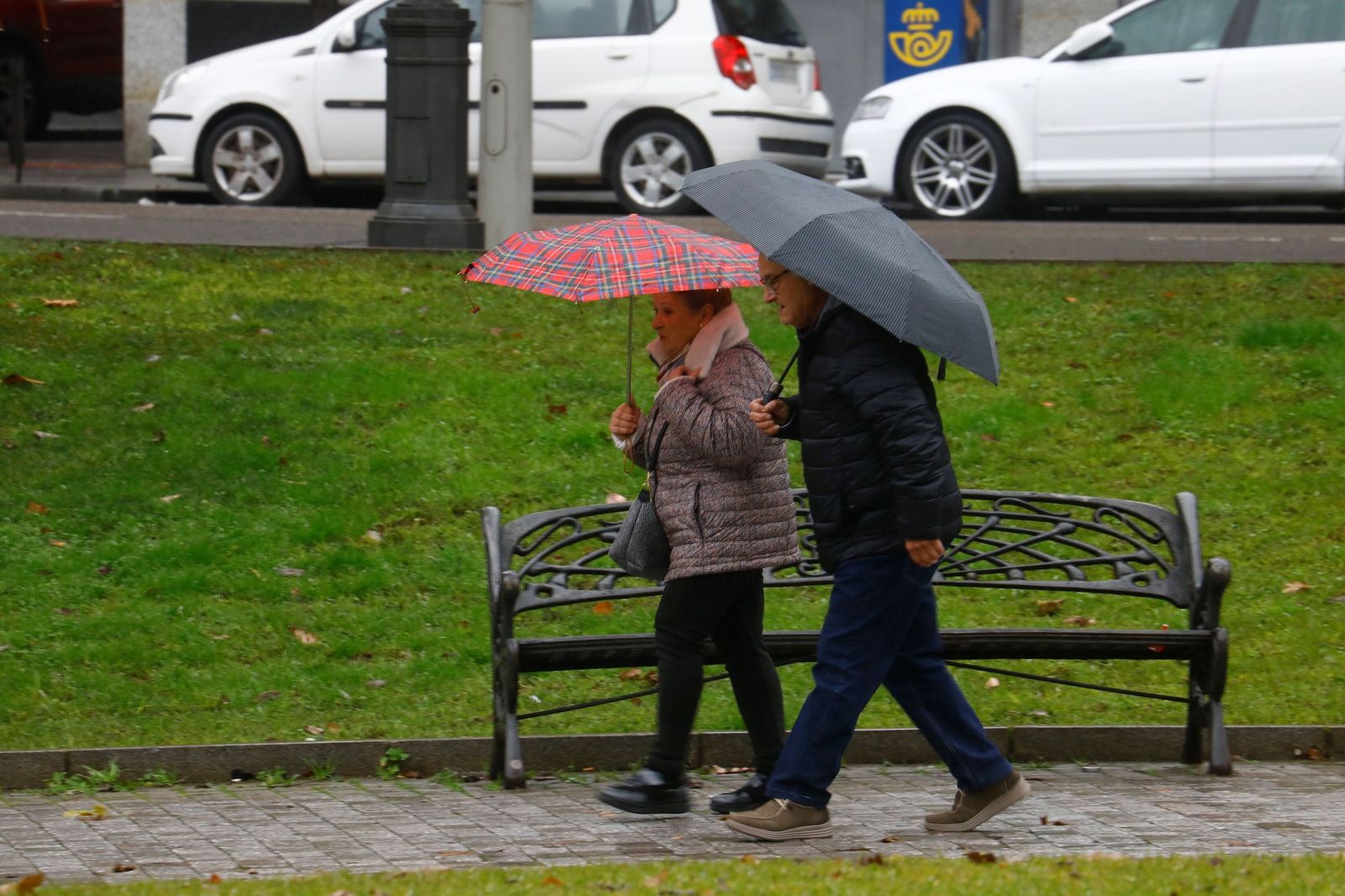 Dos personas se protegen de la lluvia en Córdoba.