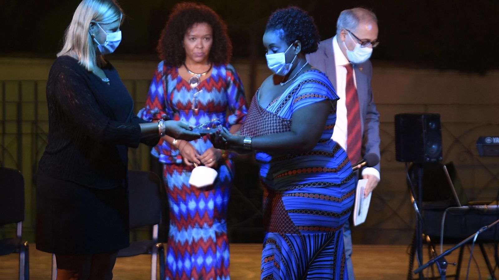 La consejera de la Embajada de la República Sudafricana en España recoge el premio de manos de la alcaldesa de La Zubia.