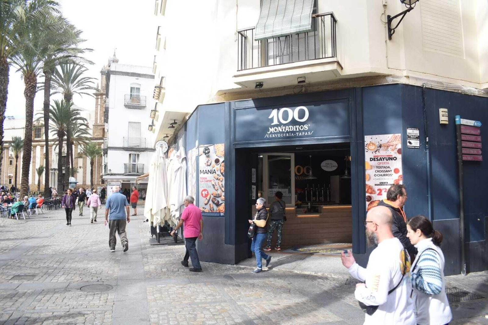 Exterior de un local de Cien Montaditos en Cádiz.