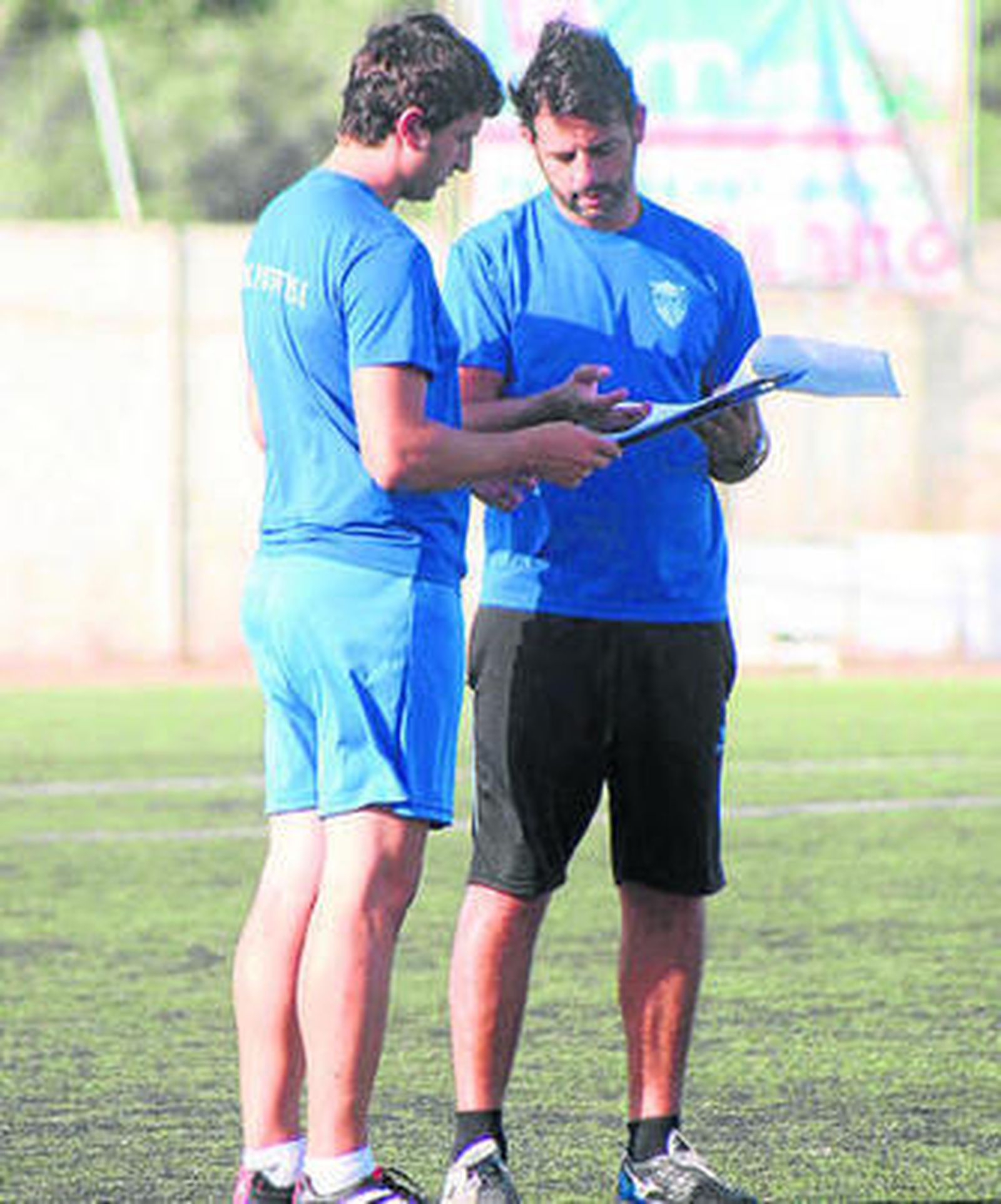 Mere (d) conversa con el preparador físico, Pablo Setó.