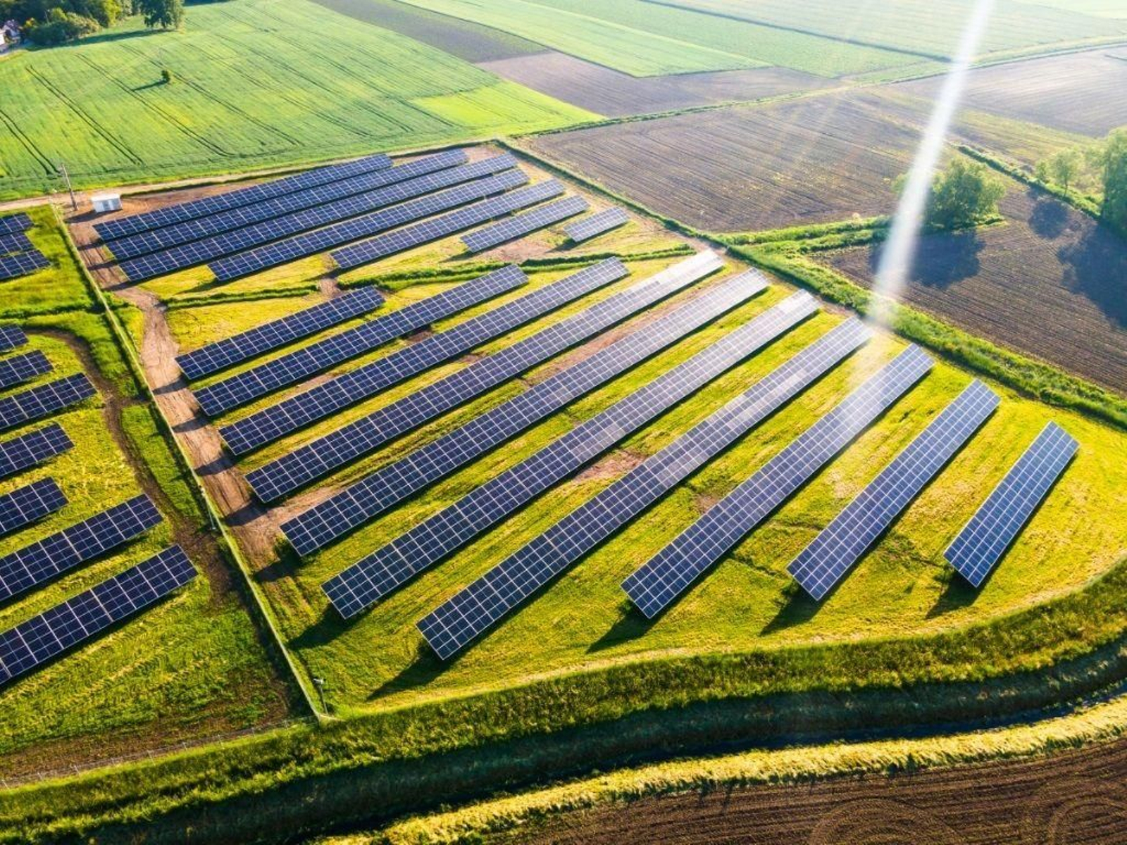 Proyecto fotovoltaico en el campo.