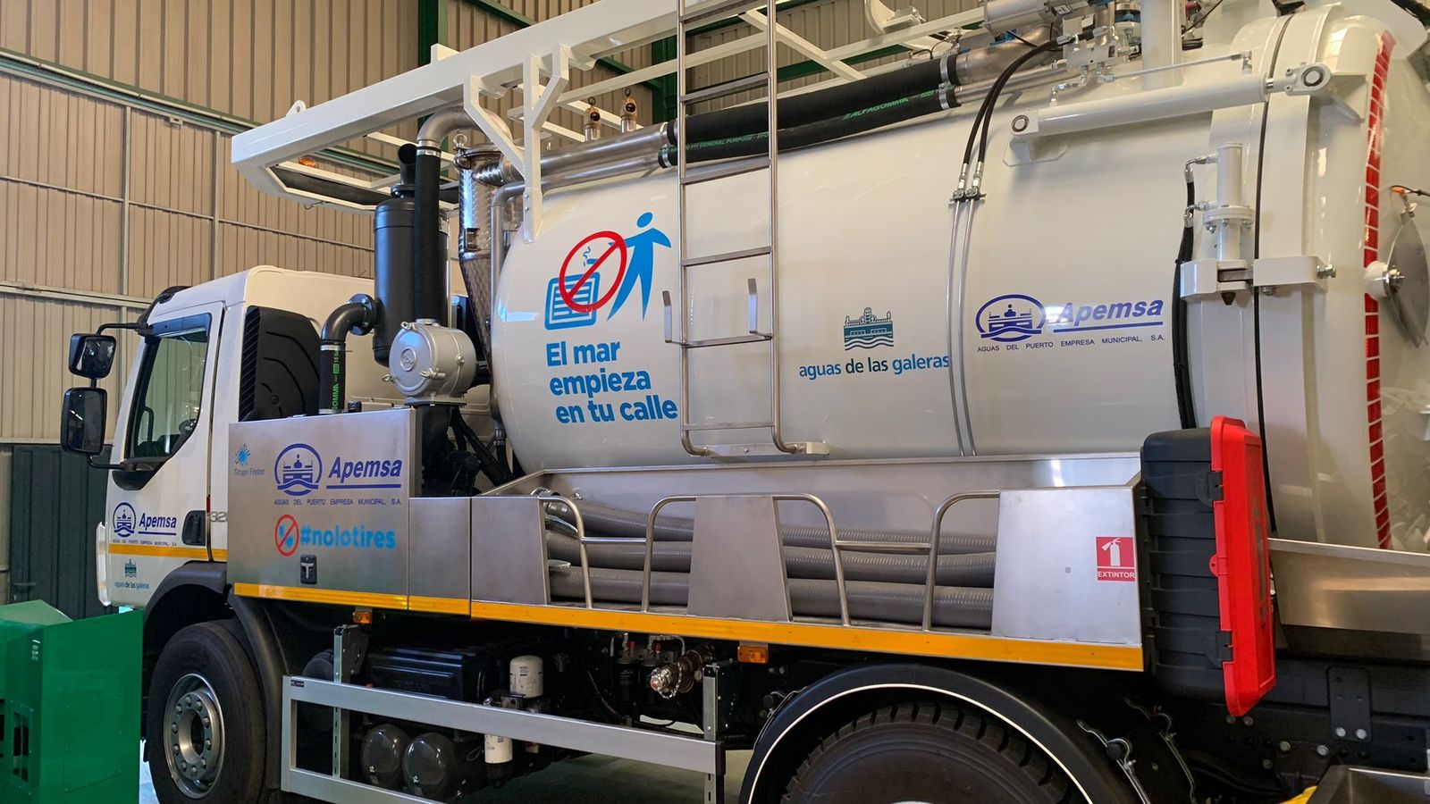 Este es el nuevo camión para la limpieza del alcantarillado.