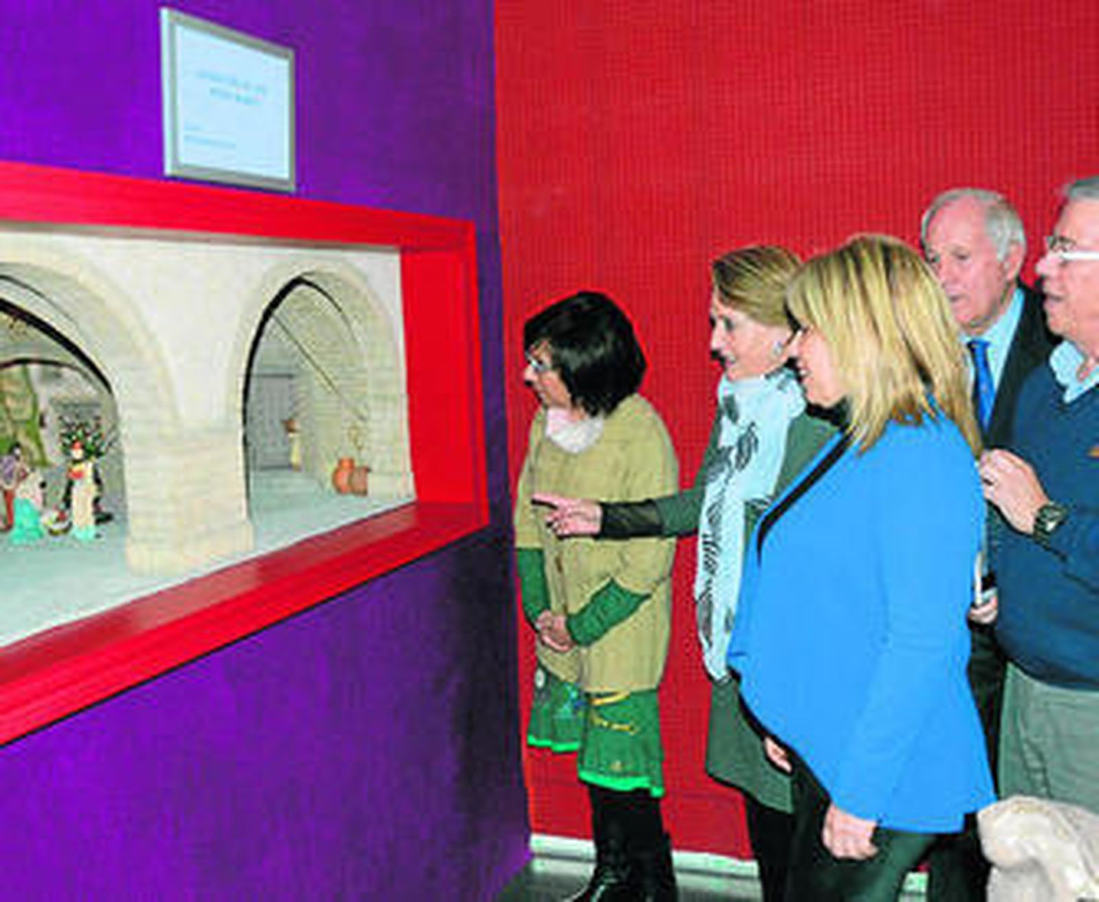 Visita de Sánchez y Collado, ayer, al belén del Centro San José.