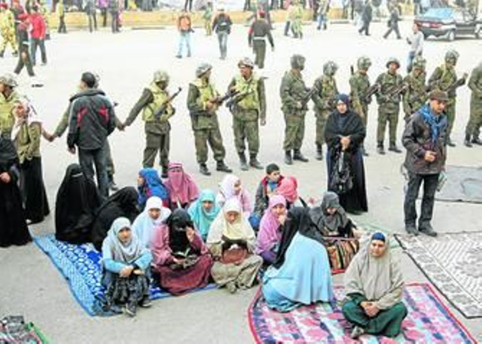 Un grupo de mujeres se mantuvo hasta el último momento en la plaza Tahrir para exigir reformas democráticas.