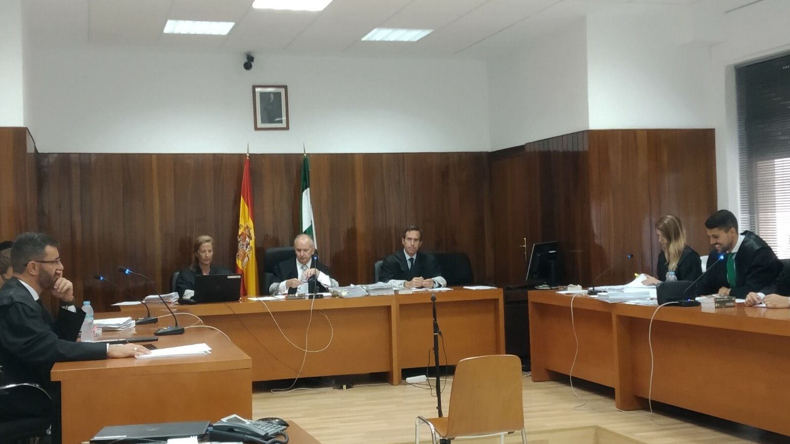 El tribunal listo para escuchar la declaración del profesor acusado.