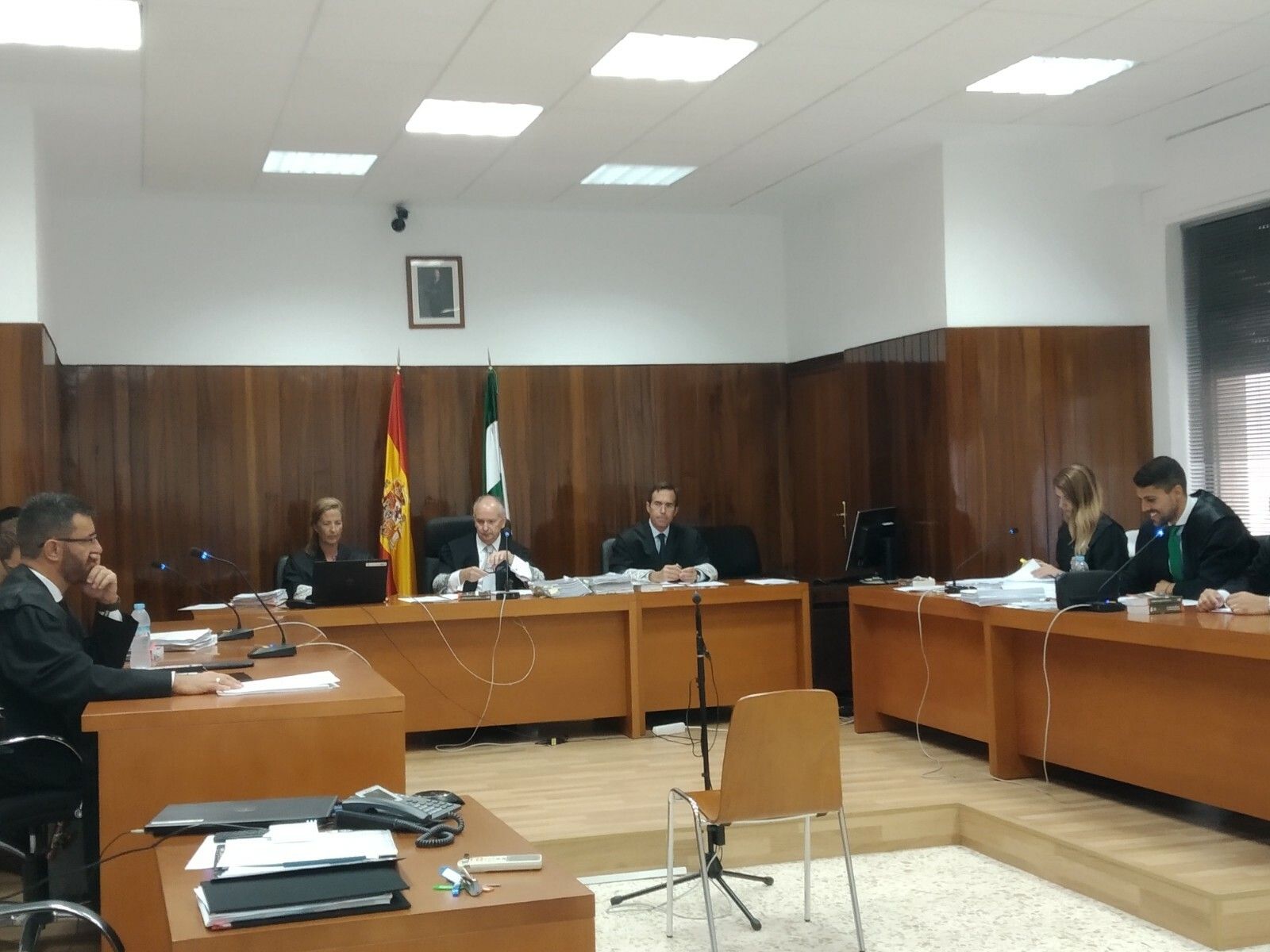 El tribunal listo para escuchar la declaración del profesor acusado.