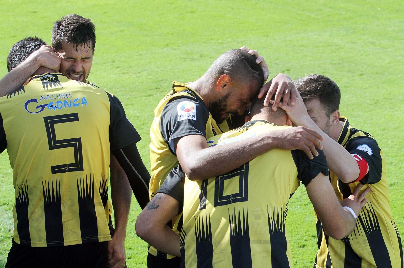 Jugadores del San Roque celebran el gol de Higor Rocha en el partido frente al Ciudad de Lucena