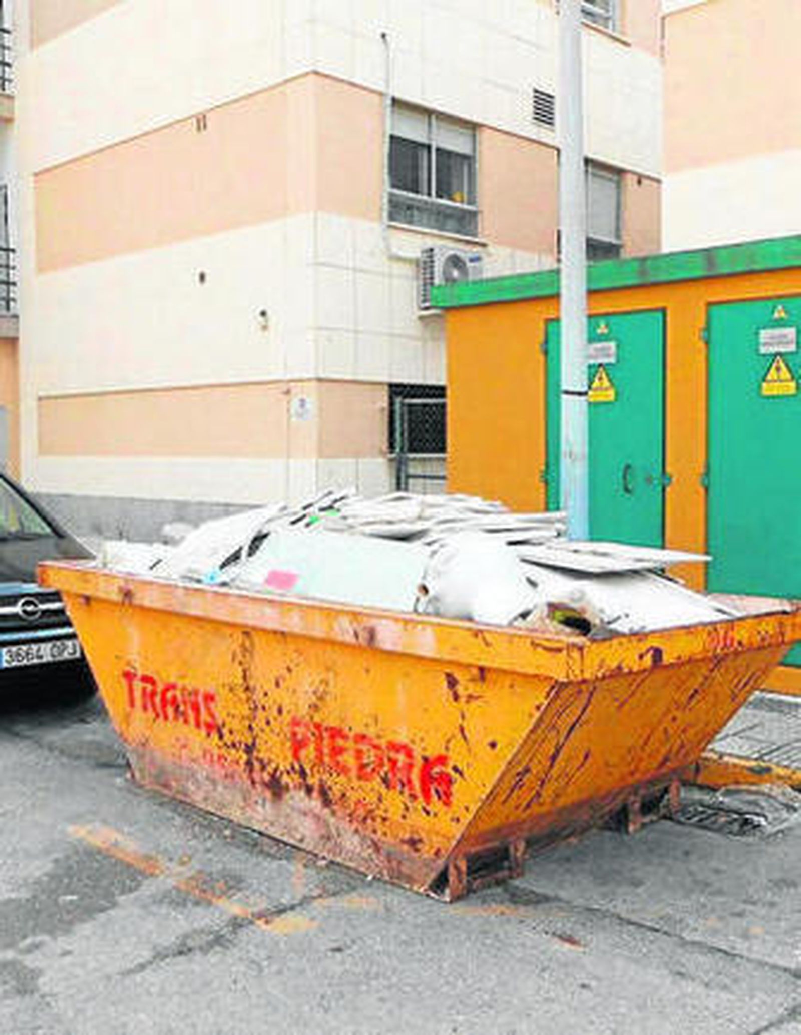 Imagen de una cuba de escombros en el hospital Punta Europa.