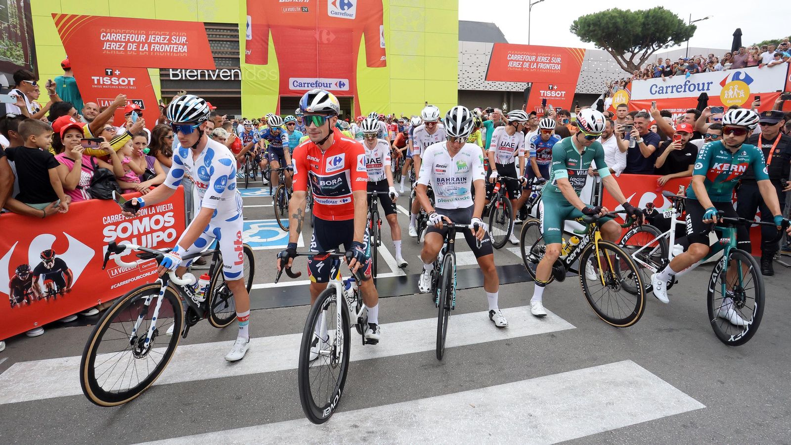 Así fue la salida de la Vuelta España desde Carrefour Sur en Jerez