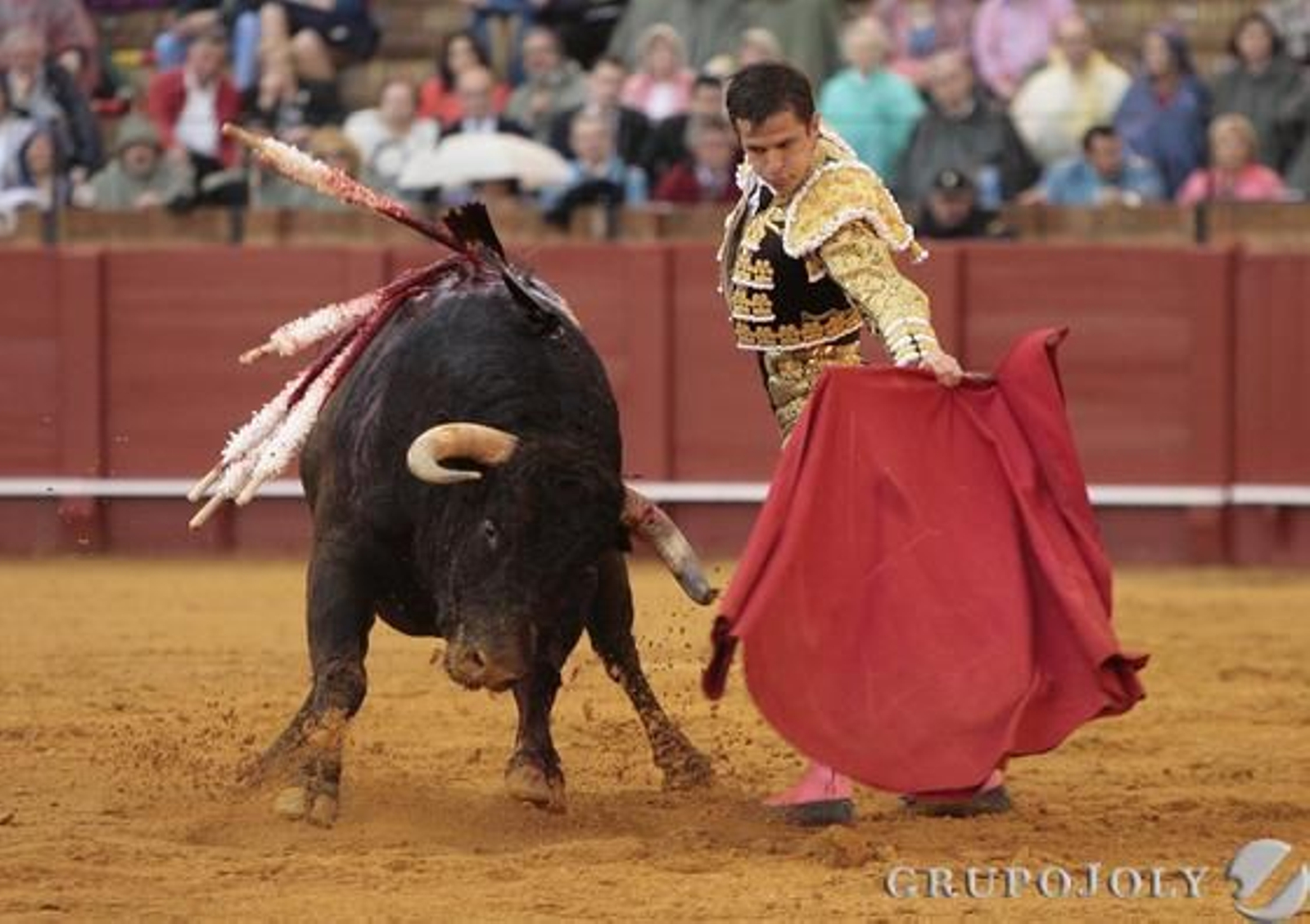 El Juli, en plena faena con el segundo toro de la ganadería de Daniel Ruiz.

Foto: Juan Carlos Muñoz