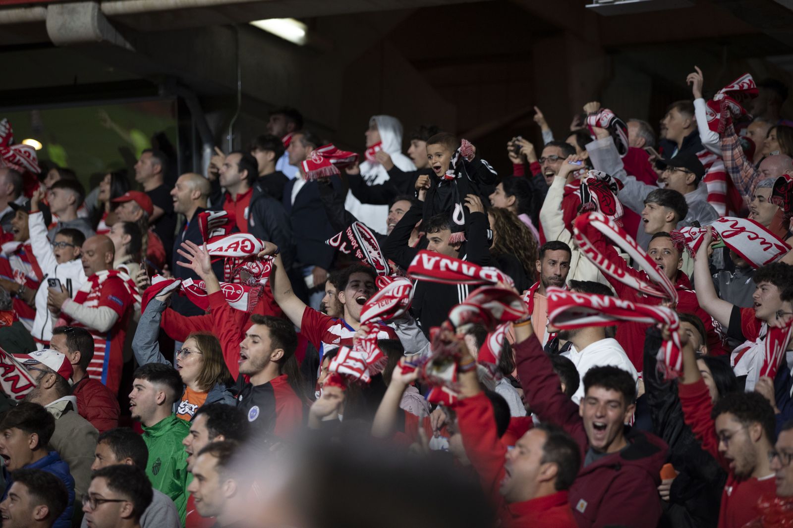 Encuéntrate en la grada en el Granada-Leganés