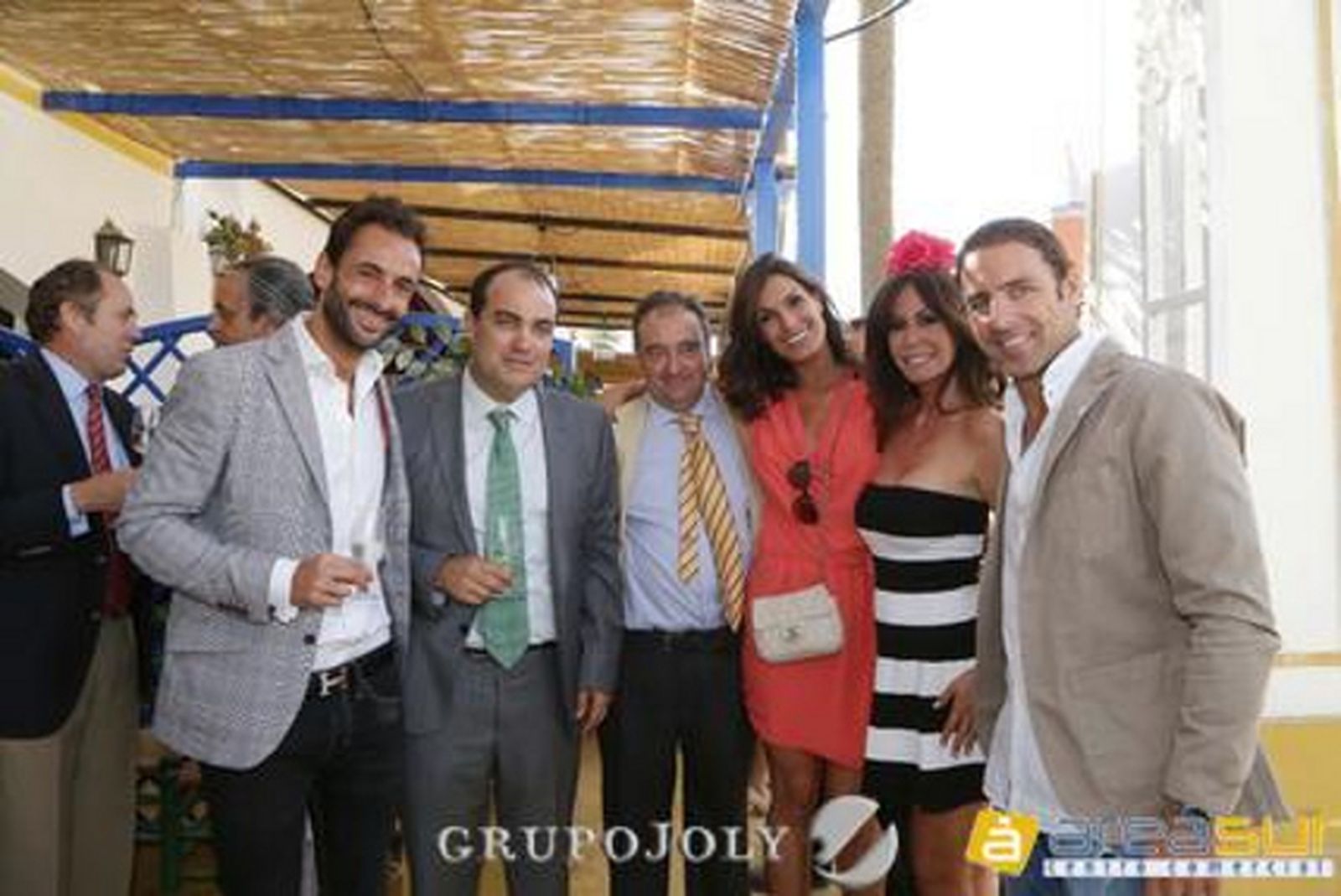 Tomás Valiente y David Fernández posan en la caseta del Diario con la modelo Verónica Hidalgo, la actriz Lara Dibildos, Cuco de Frutos y Joaquín Capel.


Foto: Vanesa Lobo