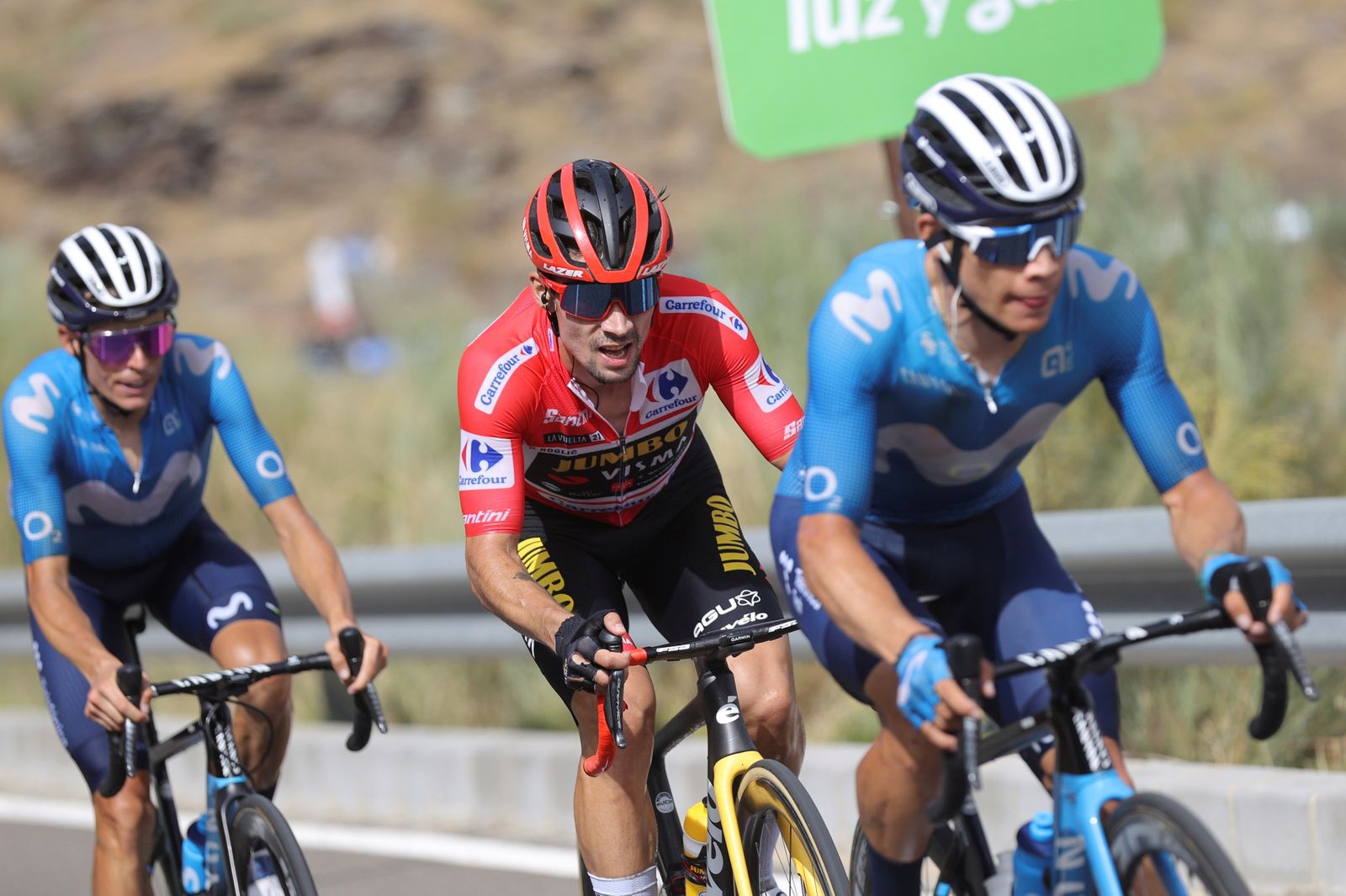 Roglic, escoltado por los Movistar, Enric Más y Miguel Ángel López.