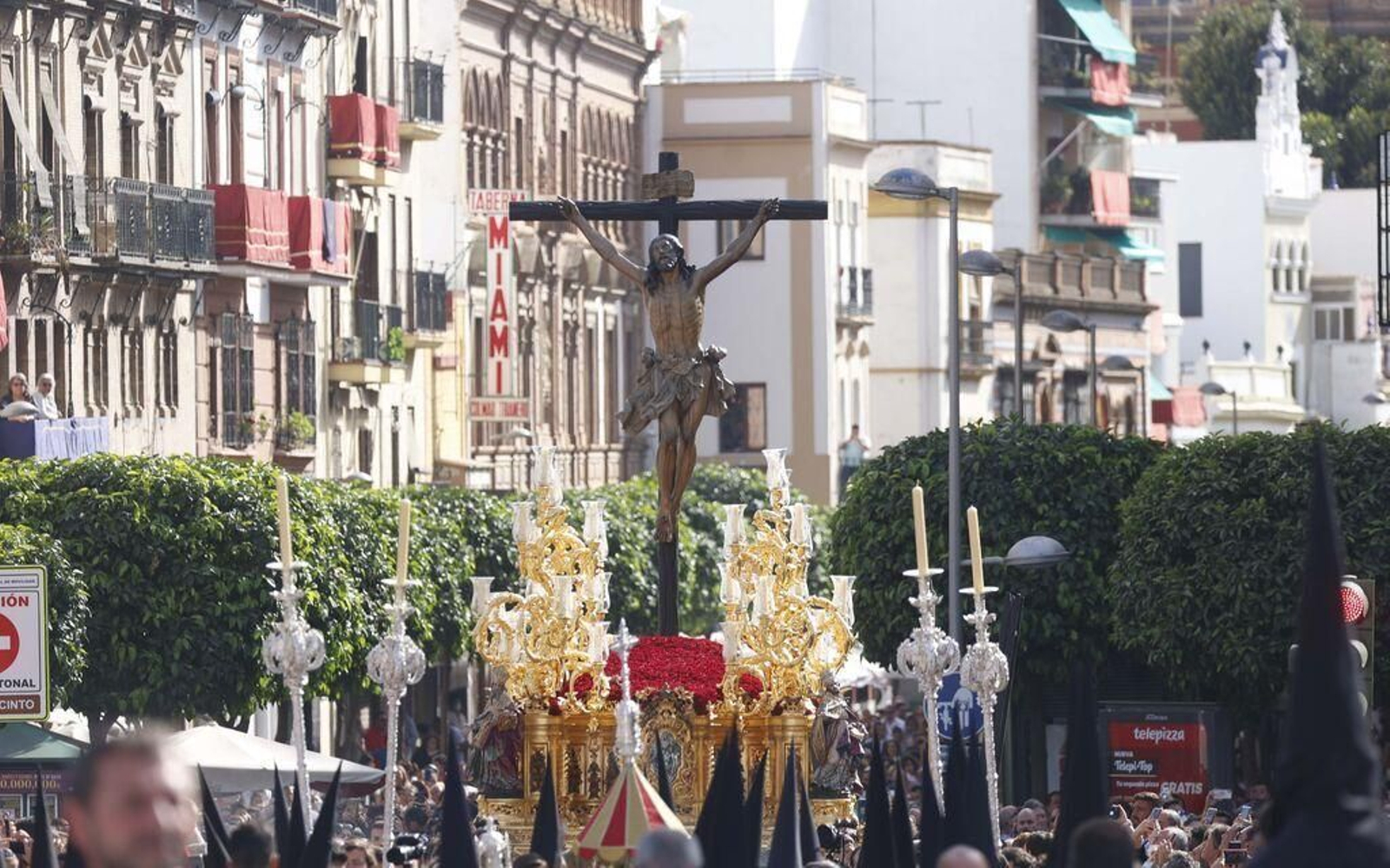 El Cachorro sube el Altozano camino de Sevilla