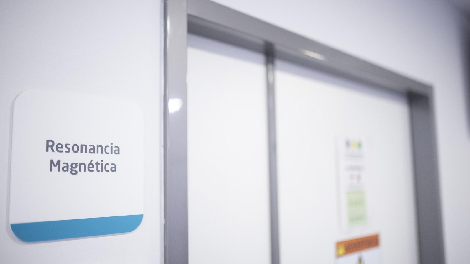 Puerta de la sala de resonancia magnética en el Hospital Quirónsalud de Huelva.