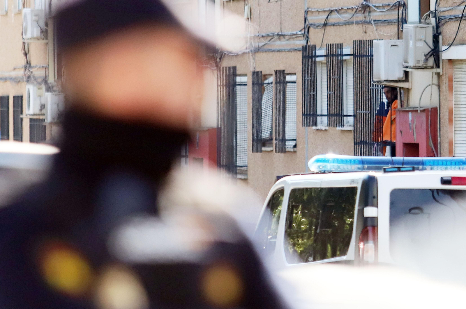 Imágenes del atrincherado que amenazaba con hacer estallar una bombona en el Torrejón, Huelva