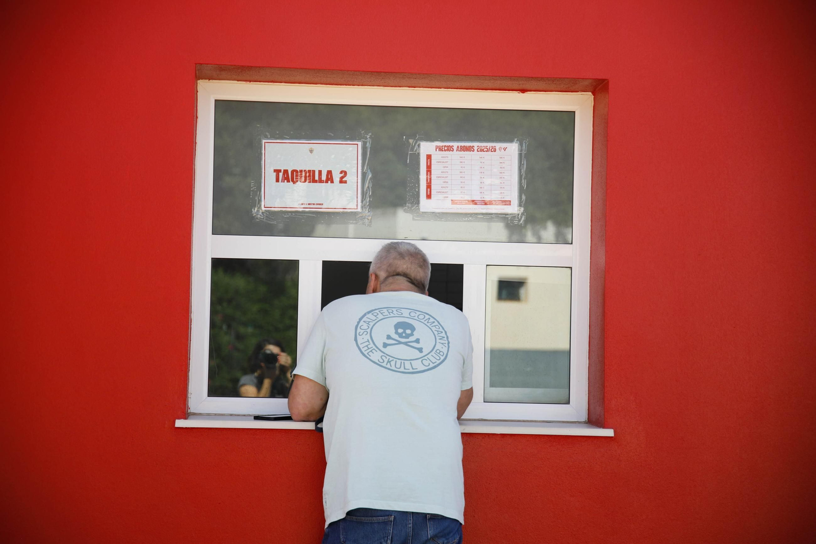 Un fiel rojiblanco renovando su carné en taquillas