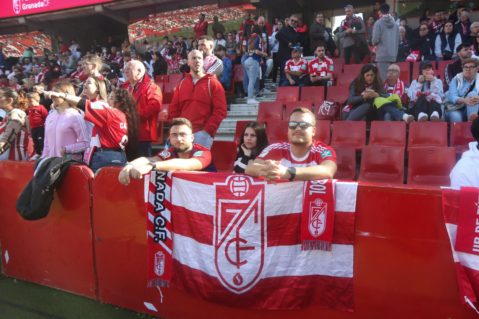 Encuéntrate en la grada de Los Cármenes en el Granada - Almería