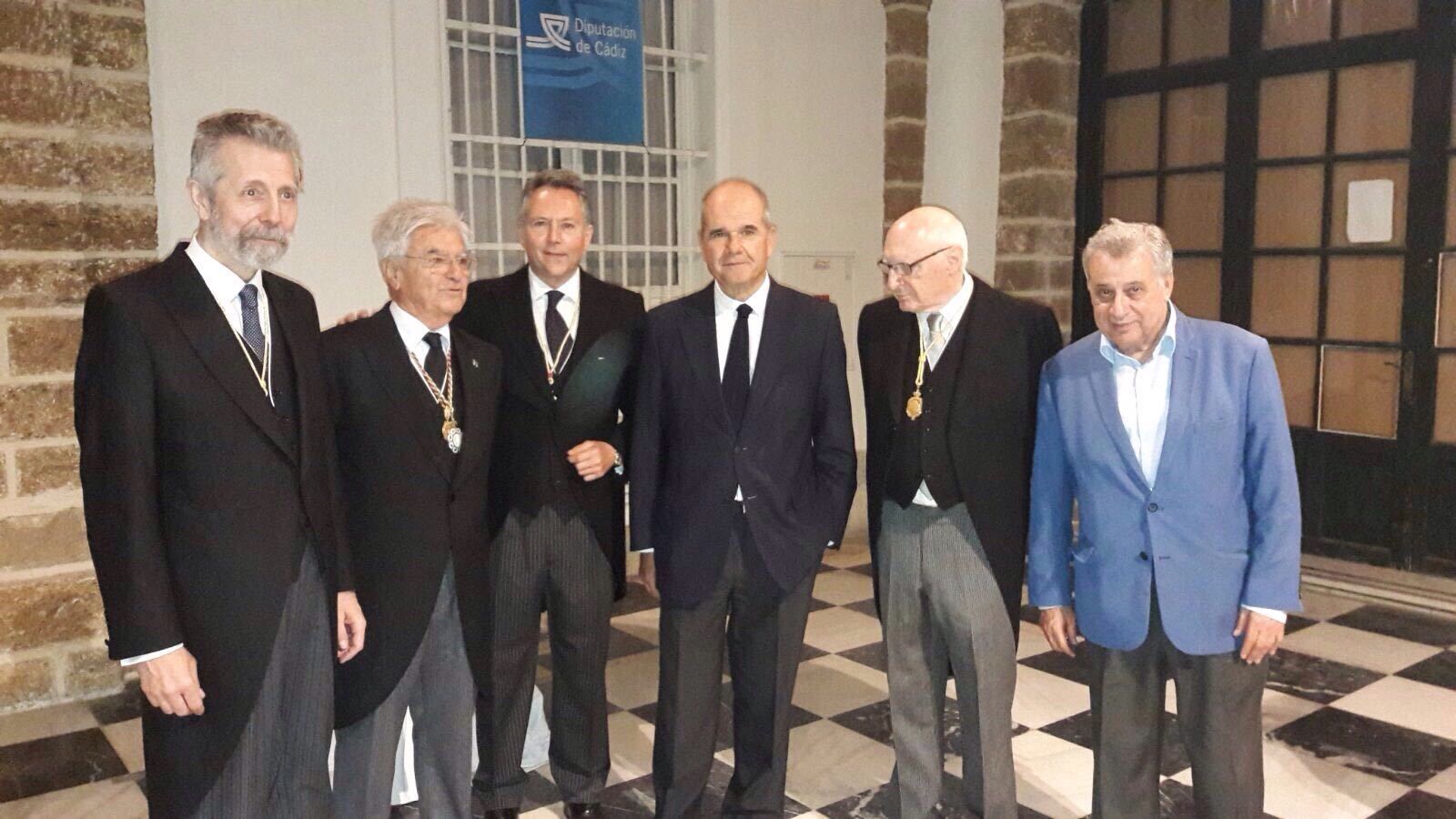 El célebre pintor Hernán Cortés, conocido como el ‘pintor de la Constitución’, académico de número de la Real Academia de Bellas Artes de Cádiz y de la Hispanoamericana, Francisco Baena Bocanegra, de la Real Academia Sevillana de Legislación y Jurisprudencia, José Joly, Manuel Chaves, ex presidente de la Junta de Andalucía y del PSOE, José Pedro Pérez Llorca, padre de la Constitución y también miembro de la Hispanoamericana, y el abogado Jerónimo Páez.