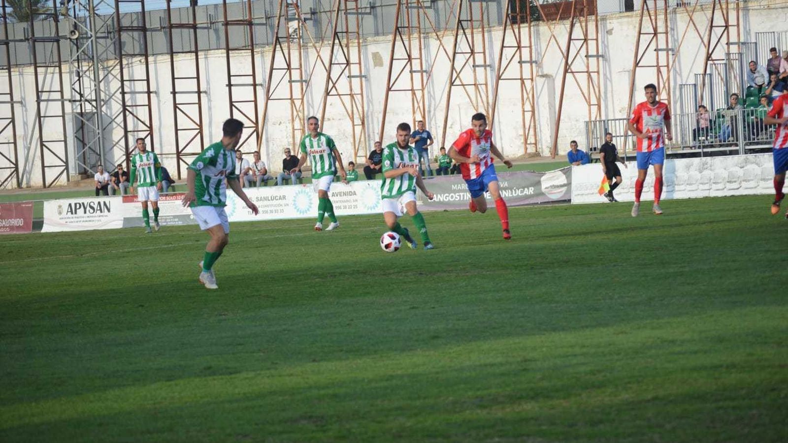 Alberto García, pasando el balón a un compañero ante un contrario.