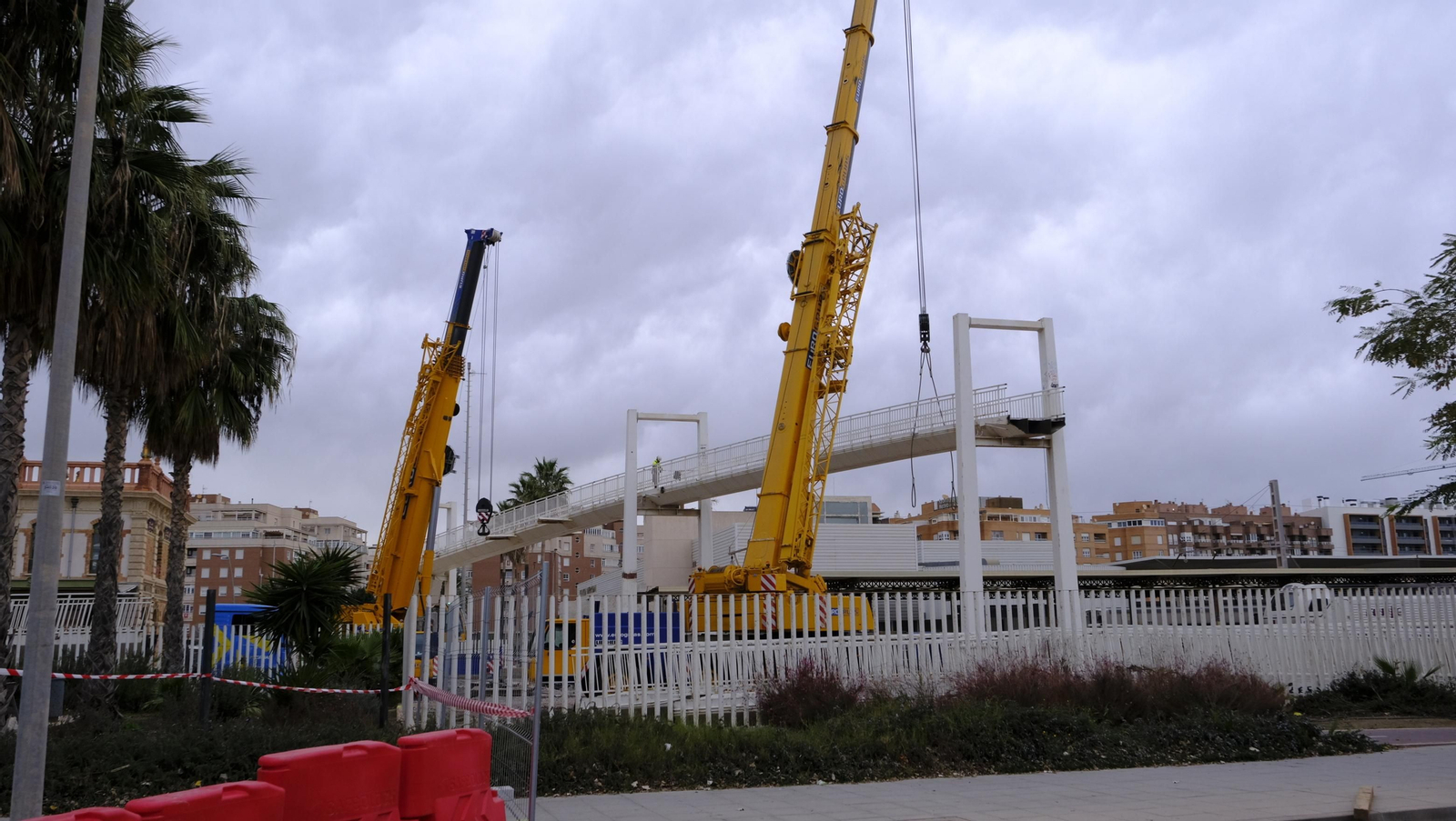 Las imágenes de la pasarela de Renfe que pasa a mejor vida, en Almería