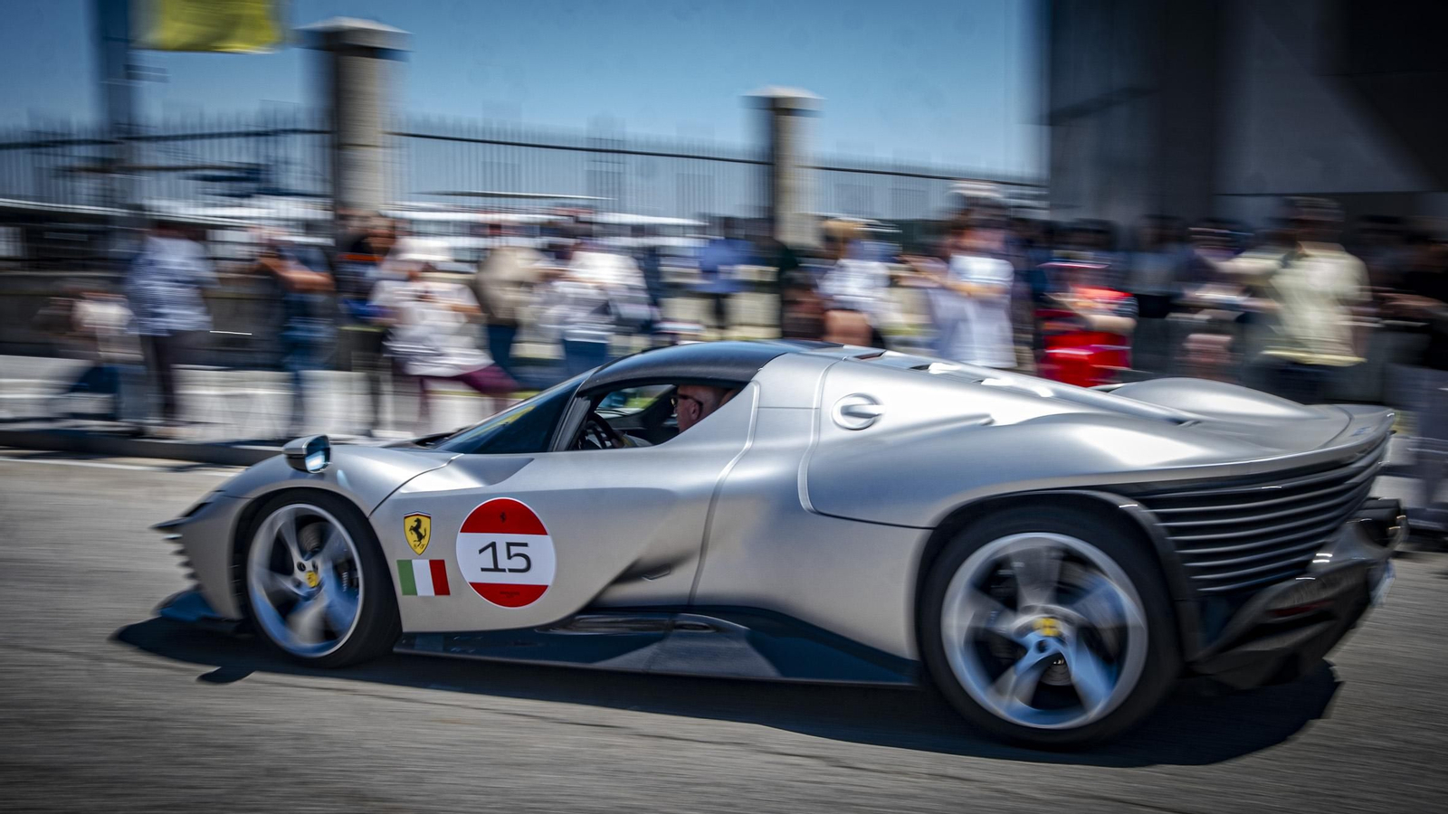 Las imágenes de la concentración de coches Ferrari en Cádiz