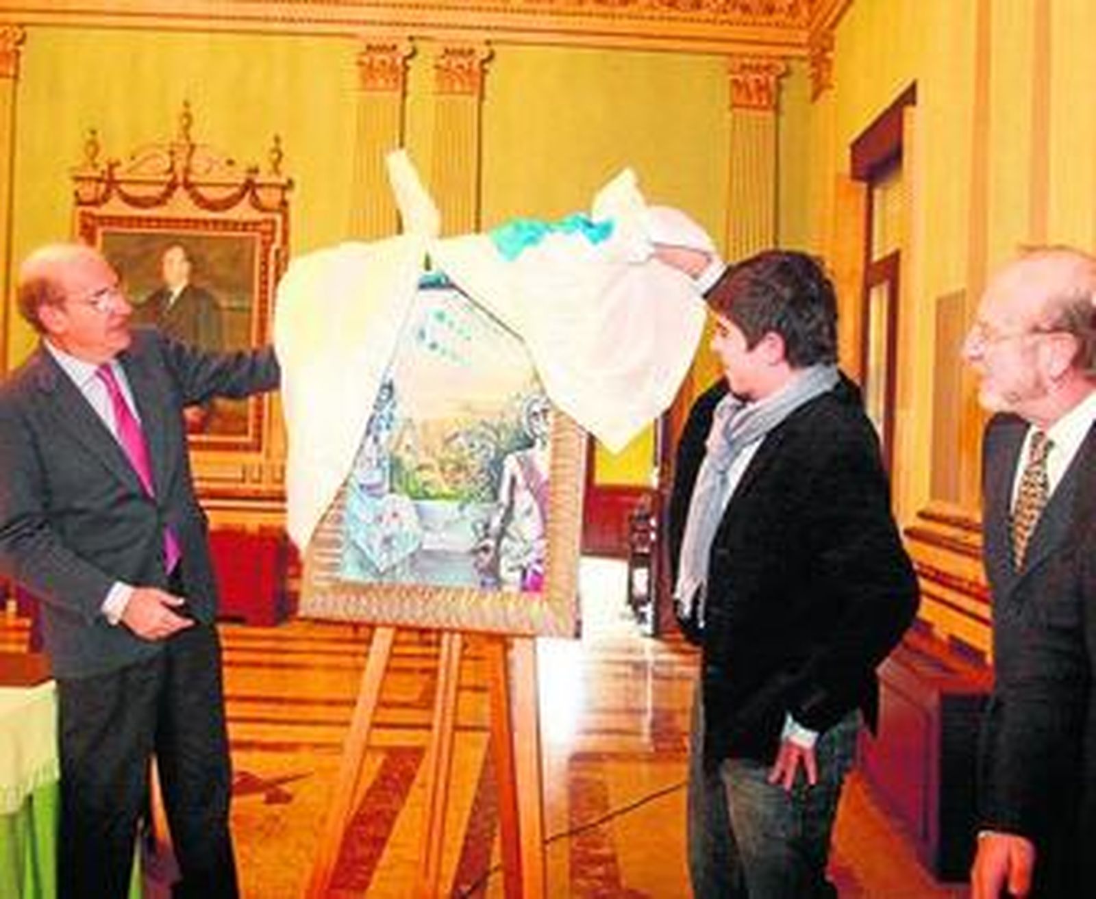 El alcalde y Álvaro Sánchez descubren el cartel ante la mirada de Guillermo Summers.