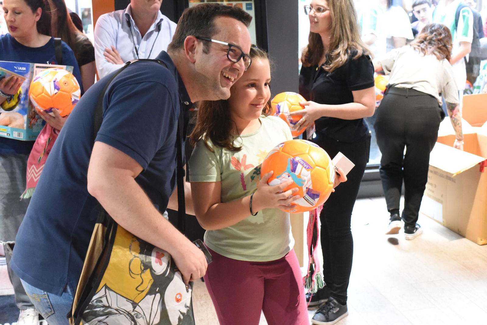 La afición del Córdoba CF enloquece con Álex Sala y Albarrán en el centro de la ciudad