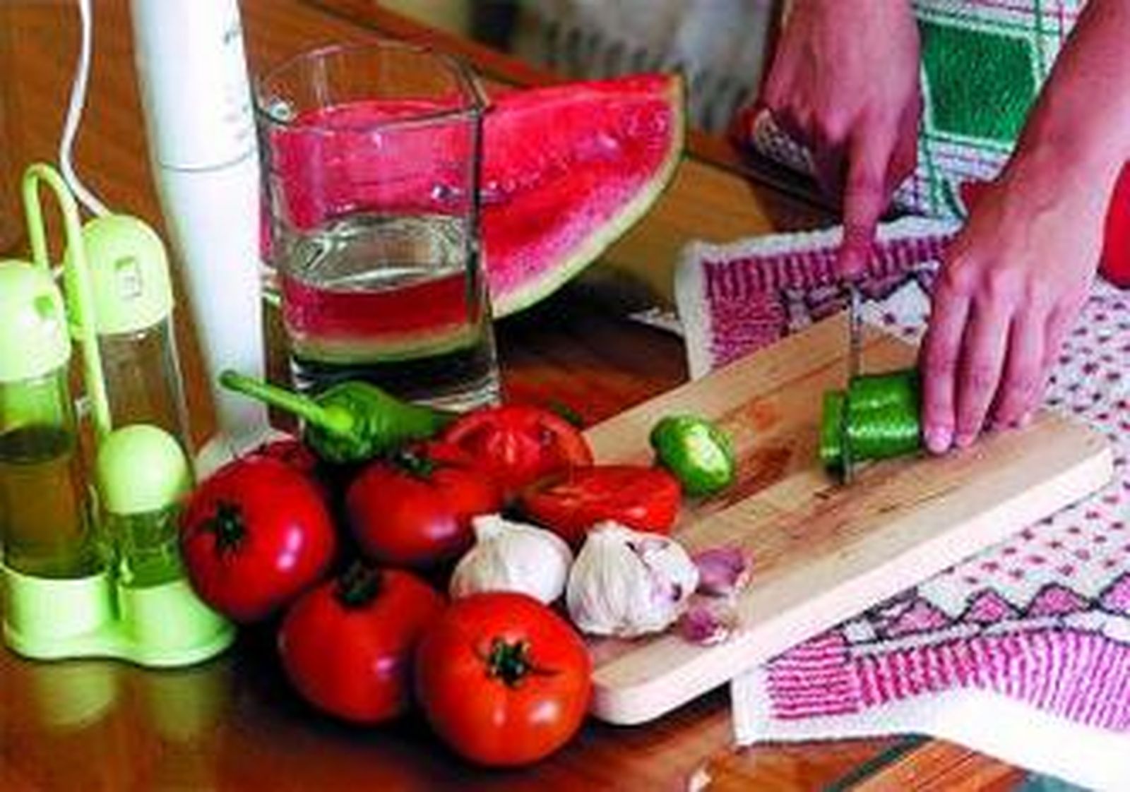 Principales ingredientes del gazpacho andaluz con sandía.