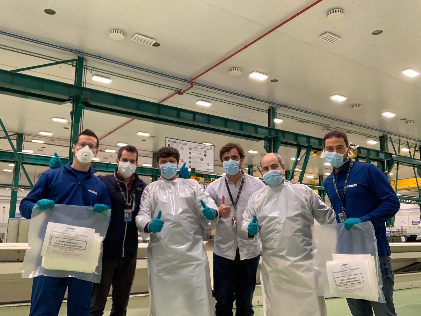 Trabajadores del CBC con las batas fabricadas para el personal sanitario.