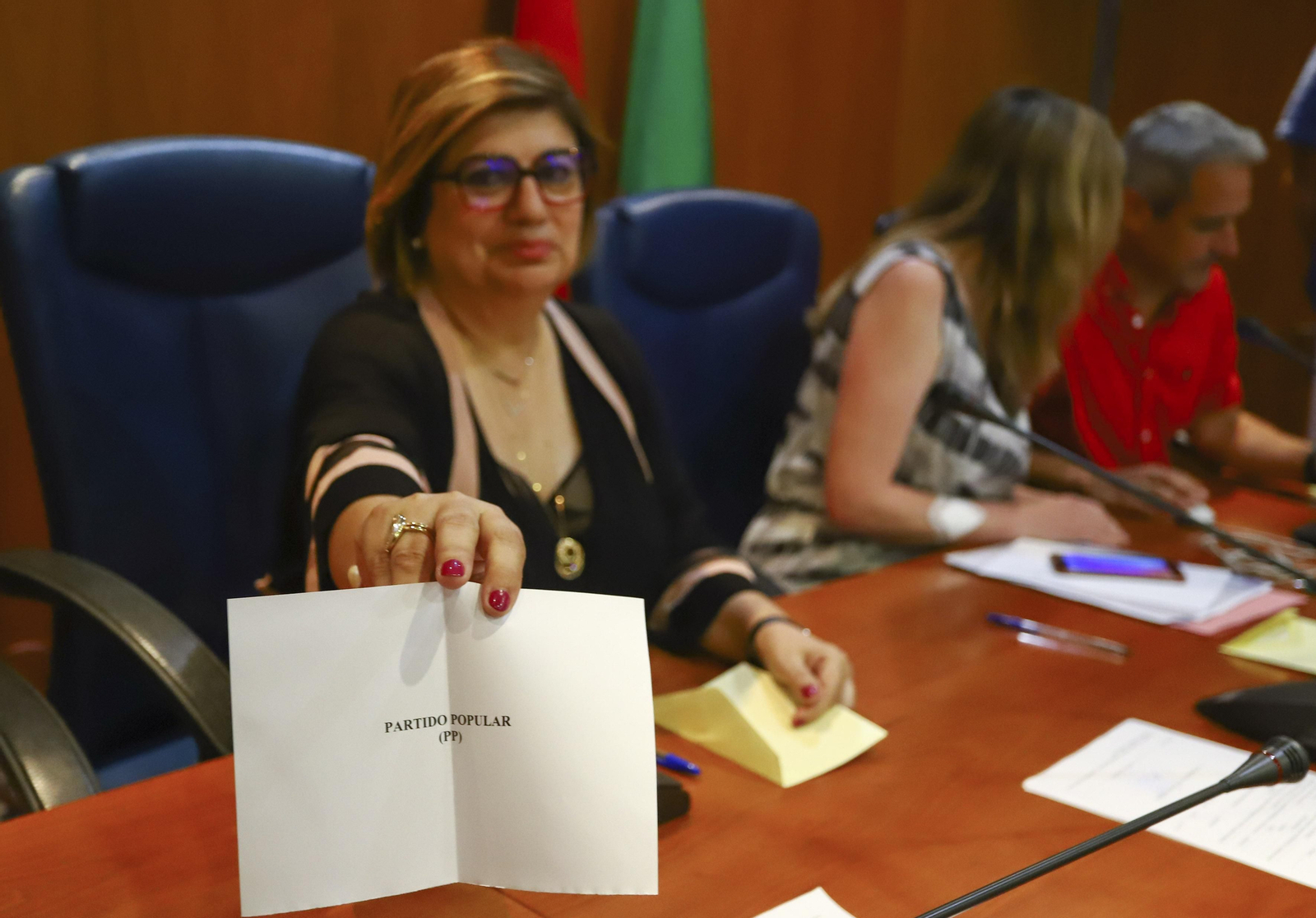La papeleta que muestra el ganador del sorteo para la Alcaldía de Tolox.