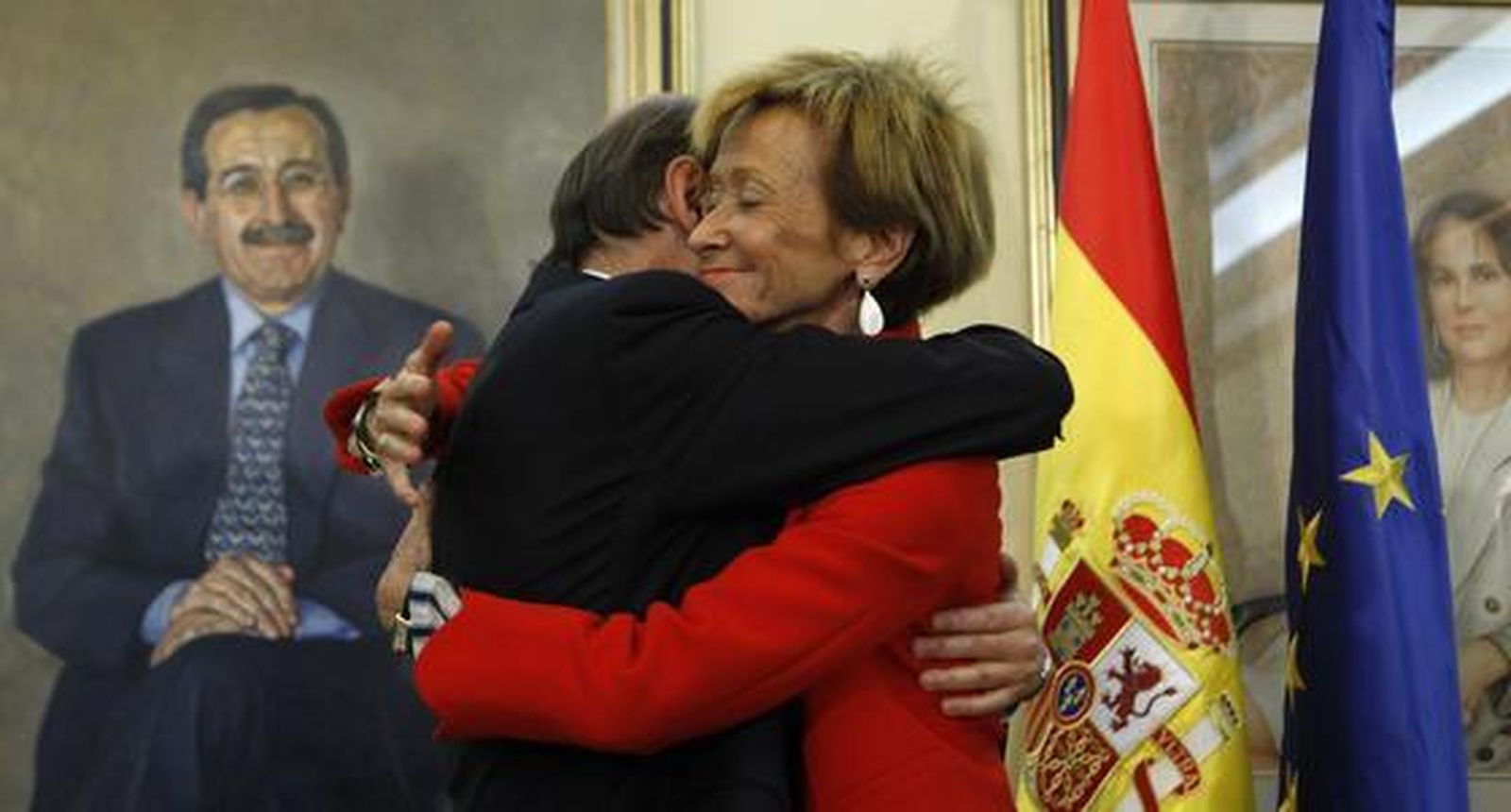 El nuevo vicepresidente primero del Gobierno, el ministro del Interior Alfredo Pérez Rubalcaba, abraza a su antecesora en el cargo, María Teresa Fernández de la Vega, en el traspaso de responsabilidades.  Foto: Reuters