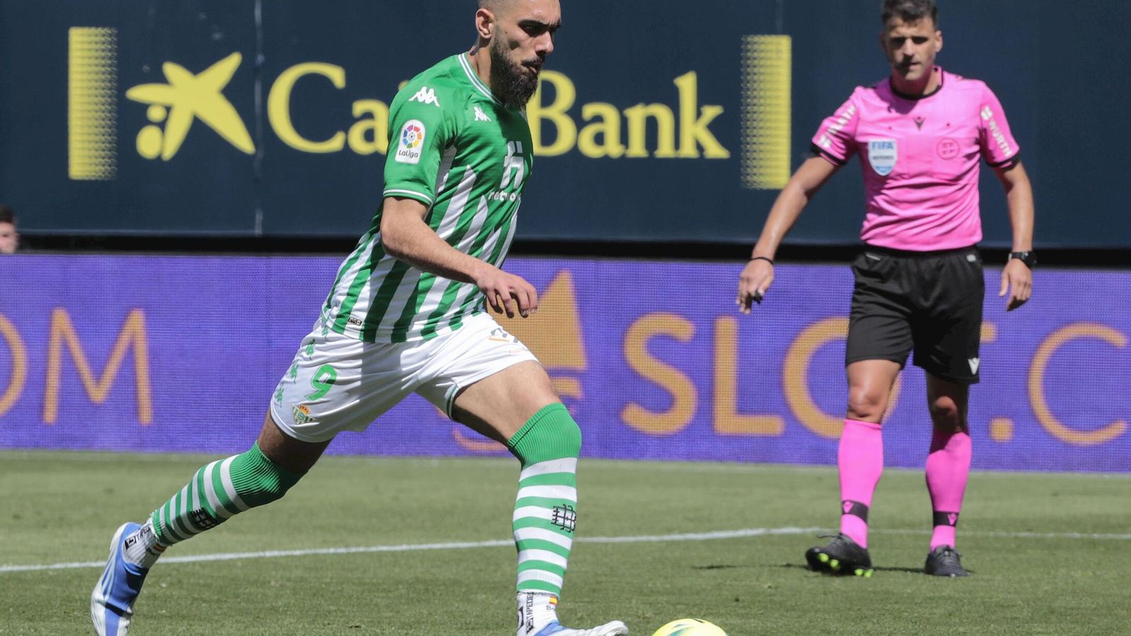 Borja Iglesias se dispone a lanzar el penalti.