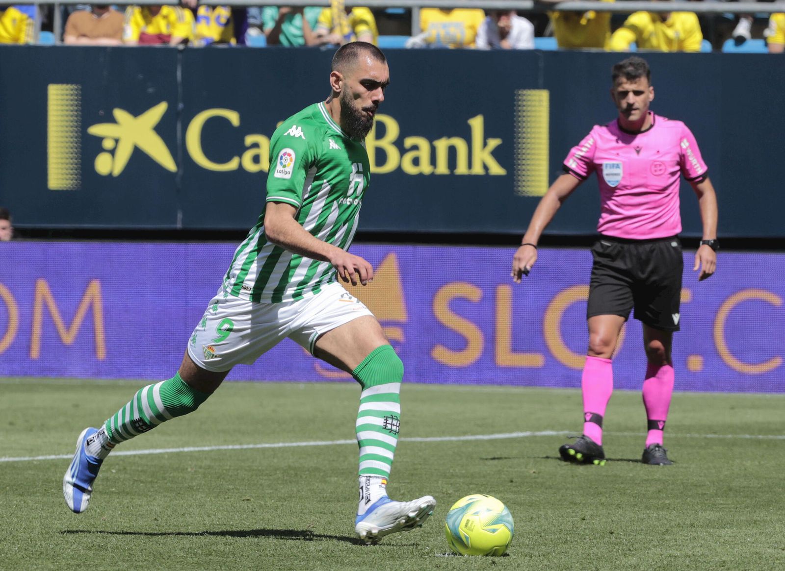 Borja Iglesias se dispone a lanzar el penalti.