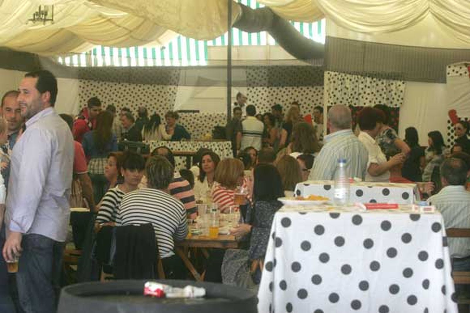 Cientos de personas acuden a las casetas para poner los últimos farolillos y disfrutar de los almuerzos de socios. Las Fiestas Patronales de San Isidro Labrador se abren hoy tras la coronación y la cabalgata

Foto: Jose Maria Qui?s