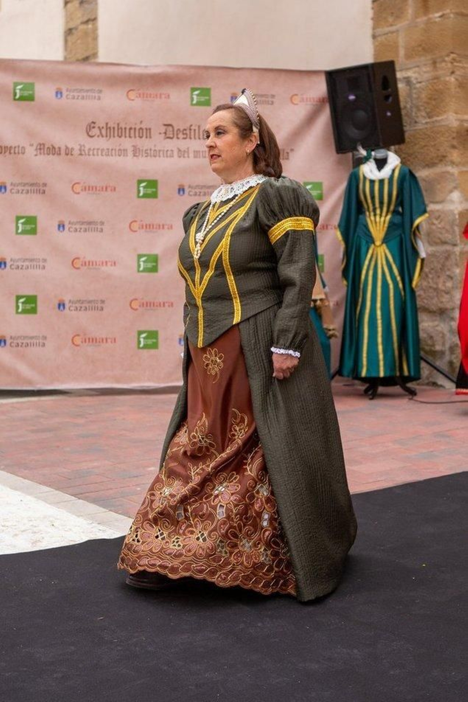 Desfile de los trajes renacentistas confeccionados por mujeres de Cazalilla.