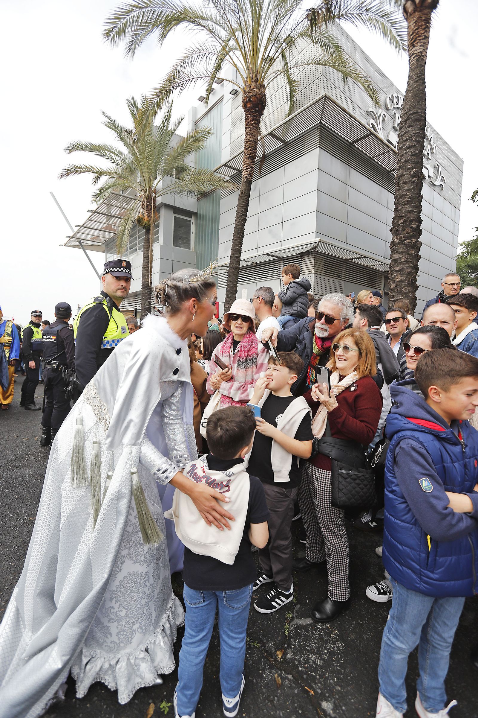 Imágenes de la mágica llegada de los Reyes Magos y la Estrella de la Ilusión a Huelva en barco