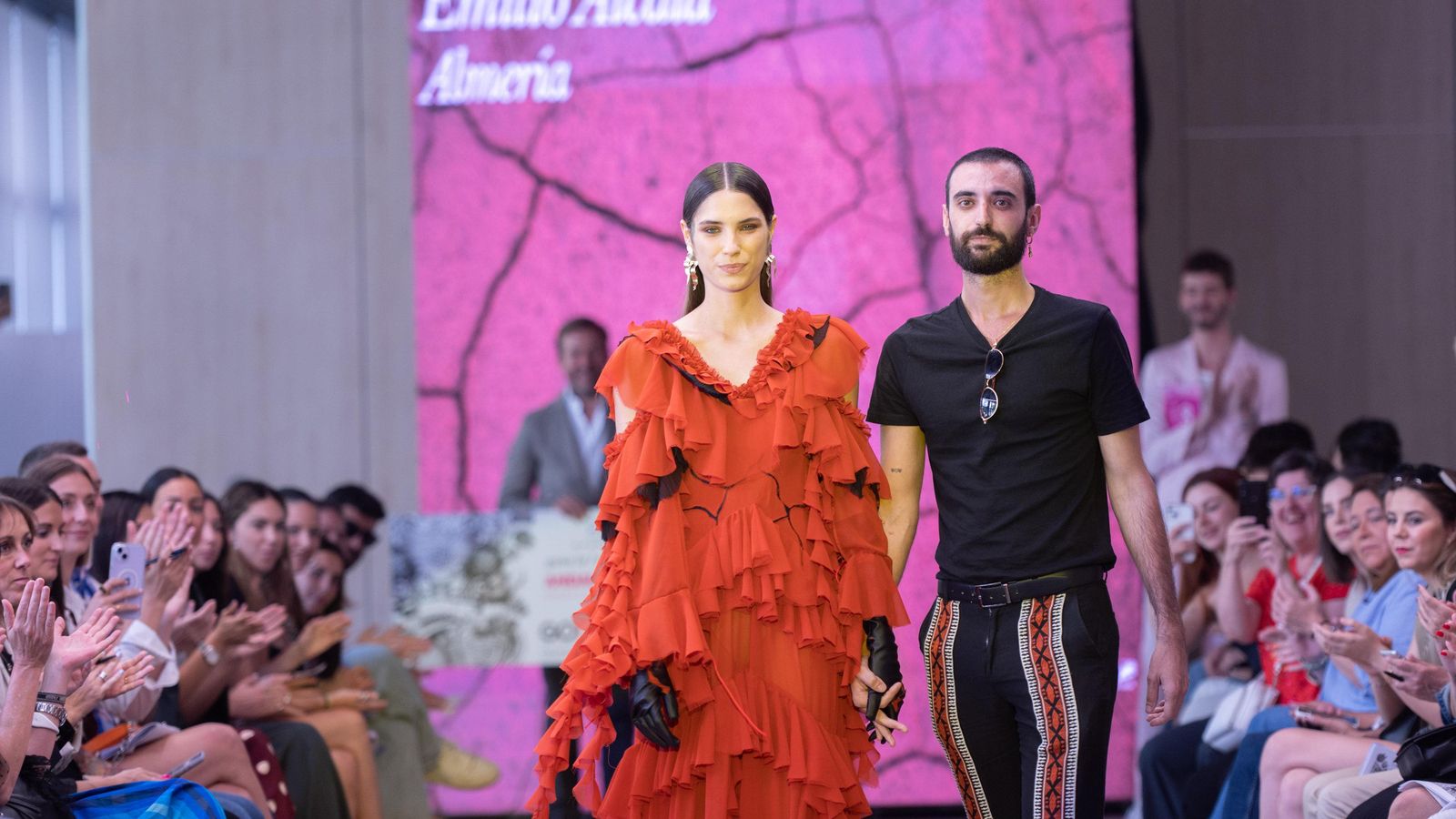 Emilio Alcalá, ganador del Concurso 'Andalucía, destino de moda', junto a su diseño, inspirado en el Desierto de Tabernas. Emilio Alcalá, ganador del Concurso 'Andalucía, destino de moda', junto a su diseño, inspirado en el Desierto de Tabernas.