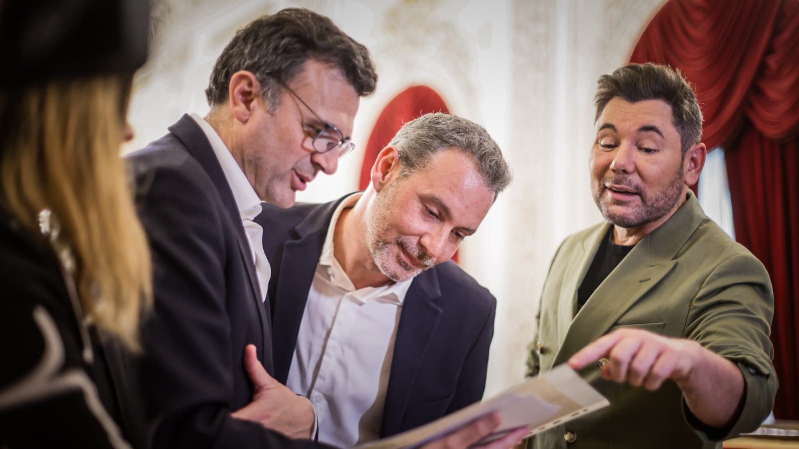 Miguel Poveda, Salvador García, Bruno García y Maite González hablan sobre uno de los documentos de Carlos Edmundo de Ory.